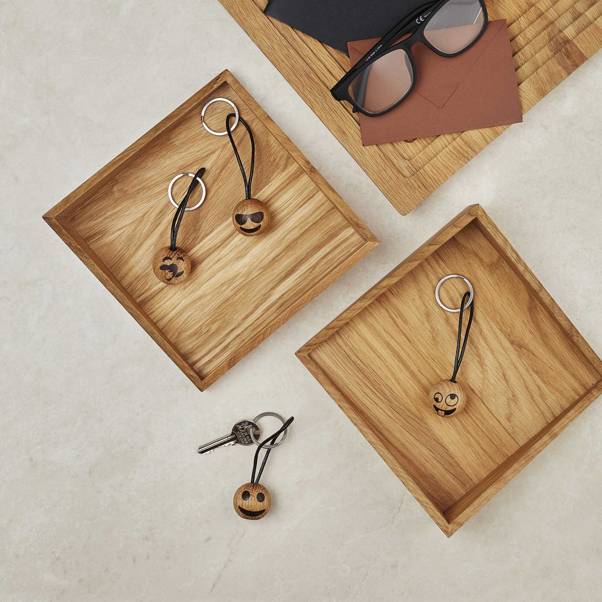 SPRING EMOTIONS KEYRING | gardien | PORTE-CLÉS Émoticône en bois | mencke & vagnby | Spring Copenhagen