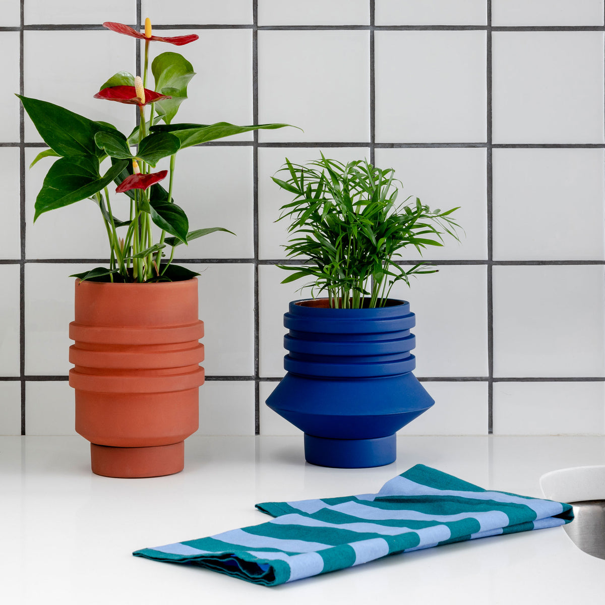 NAVIRE POUR PLANTES STRATA | POT DE FLEUR ET JARDINIÈRE bleu | Simone Brewster | Sont conscients