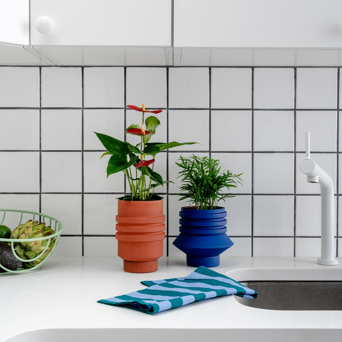 NAVIRE POUR PLANTES STRATA | POT DE FLEUR ET JARDINIÈRE bleu | Simone Brewster | Sont conscients