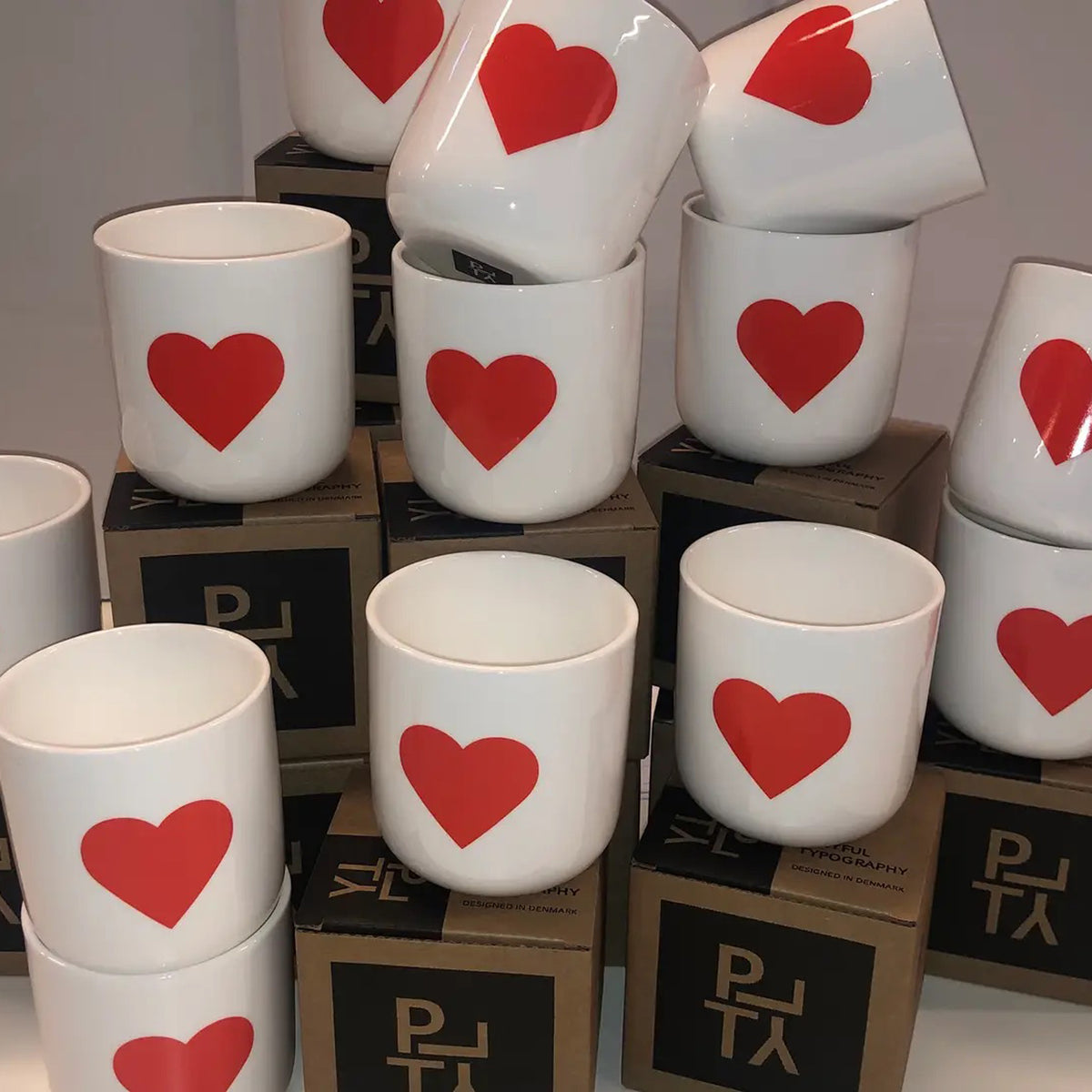COEUR ROUGE | MUG à café et à thé blanc avec COEUR rouge | Série Lettres et Glyphes | PLTY