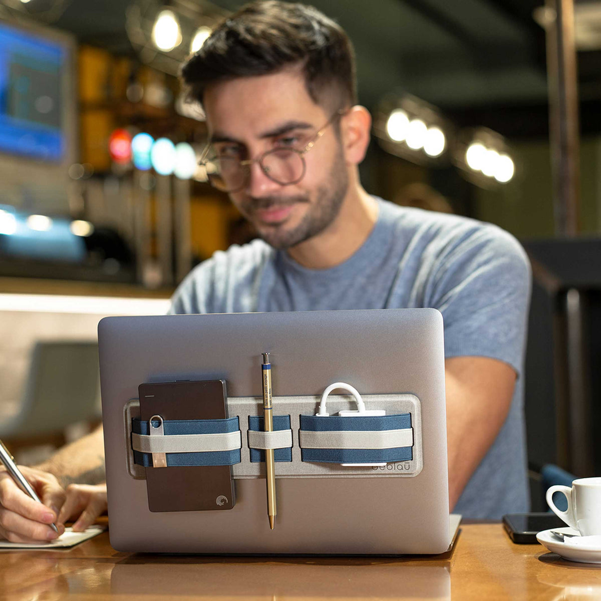 SHIFT | schmaler, klebbarer Laptop-ORGANIZER | 26x7 cm | beblau