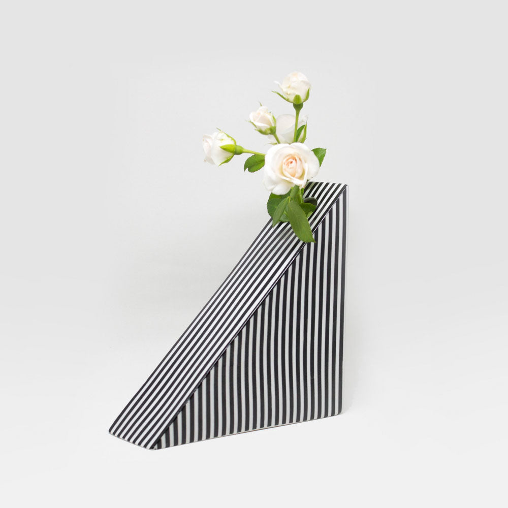 TRIANGLE - Dreieckige Vase | Romina Gris | Octàgon Design