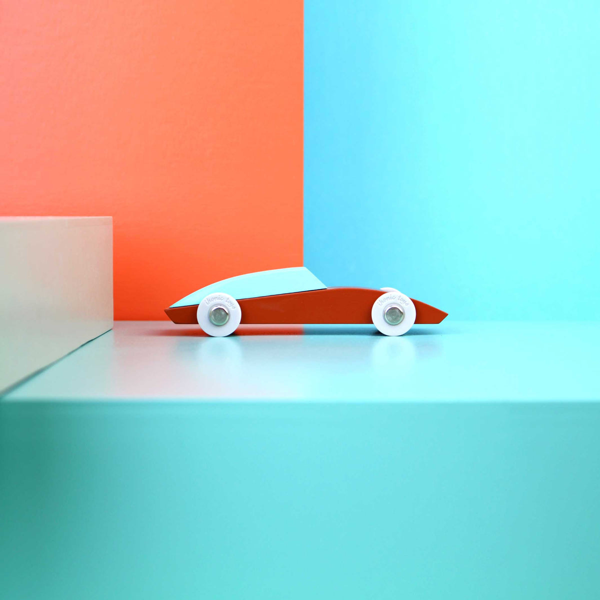 DUOTONE CAR #3 | Design-SPIELZEUGAUTO aus Holz | Floris Hovers | Ikonic