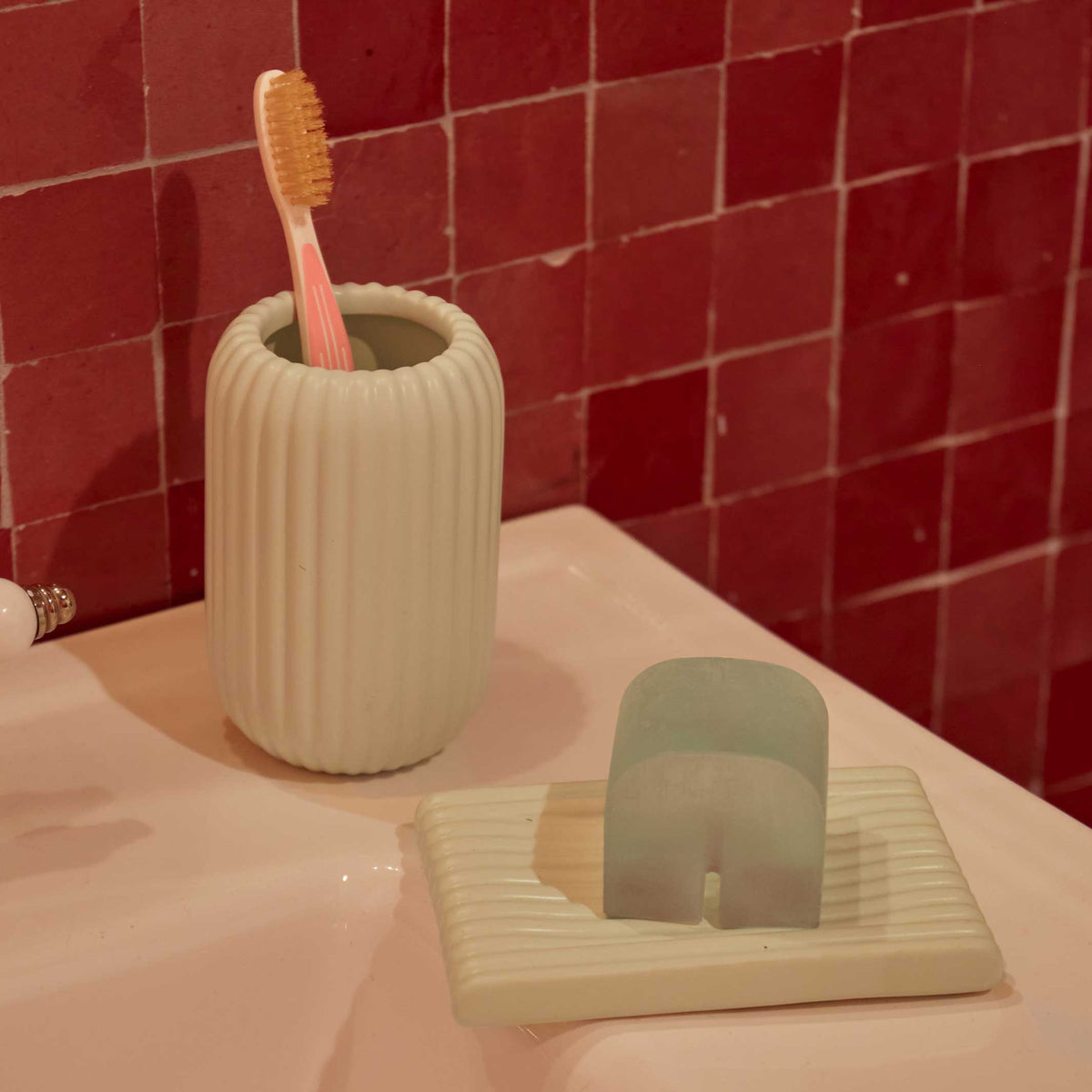 COUPE D'ÉVIER EN VELOURS CÔTELÉ | TASSE DE LAVAGE ET DE BROSSE À DENTS | Hélène Levi | Sont conscients