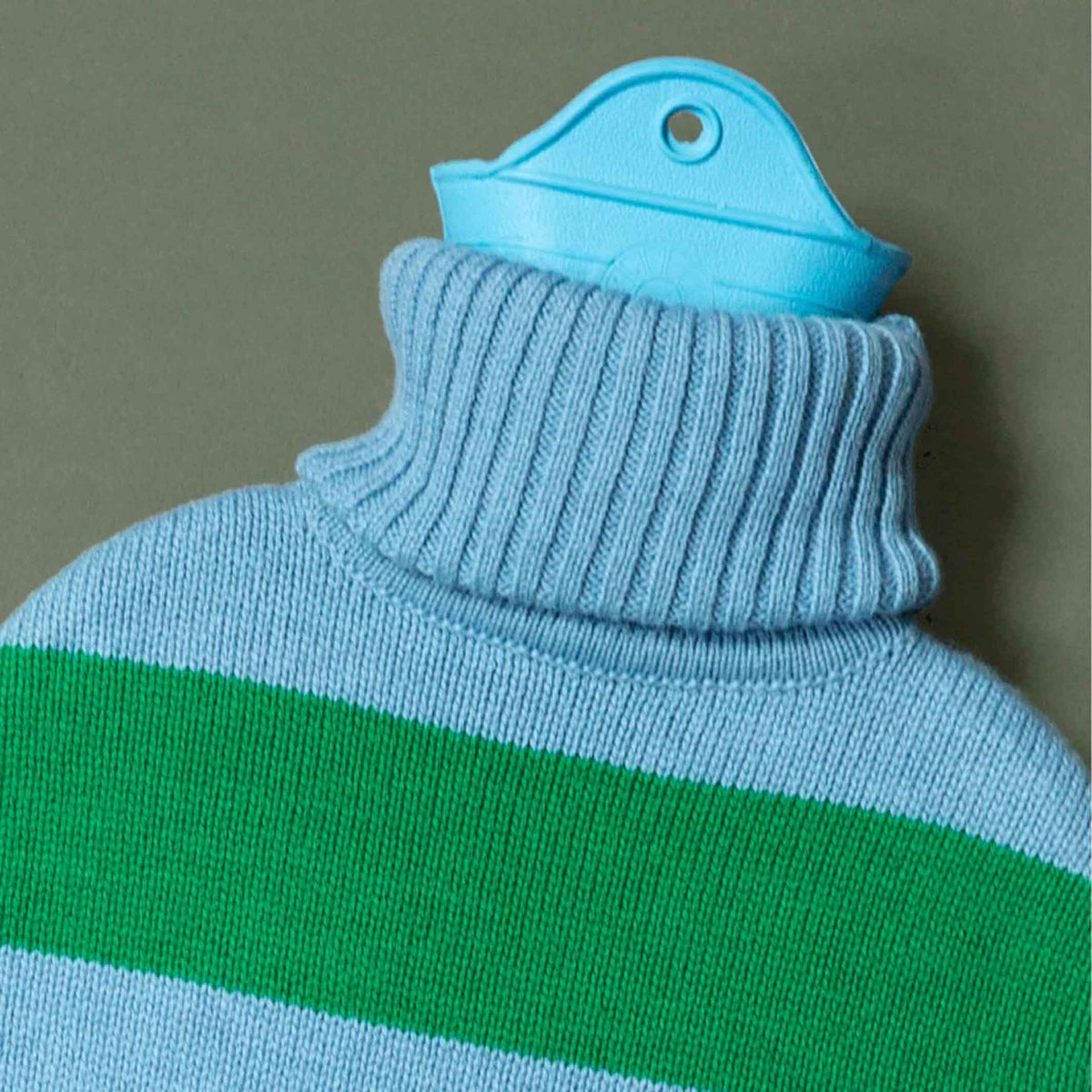 BOUTEILLE CHAUDE avec pull col roulé rayé | Bleu ciel et vert | Suite702
