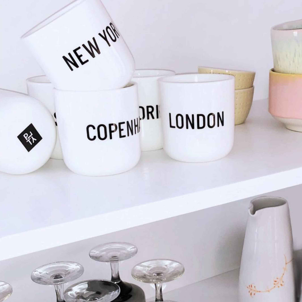 COPENHAGUE | tasse à café et à thé blanche avec typographie noire | Collection de la ville | PLTY
