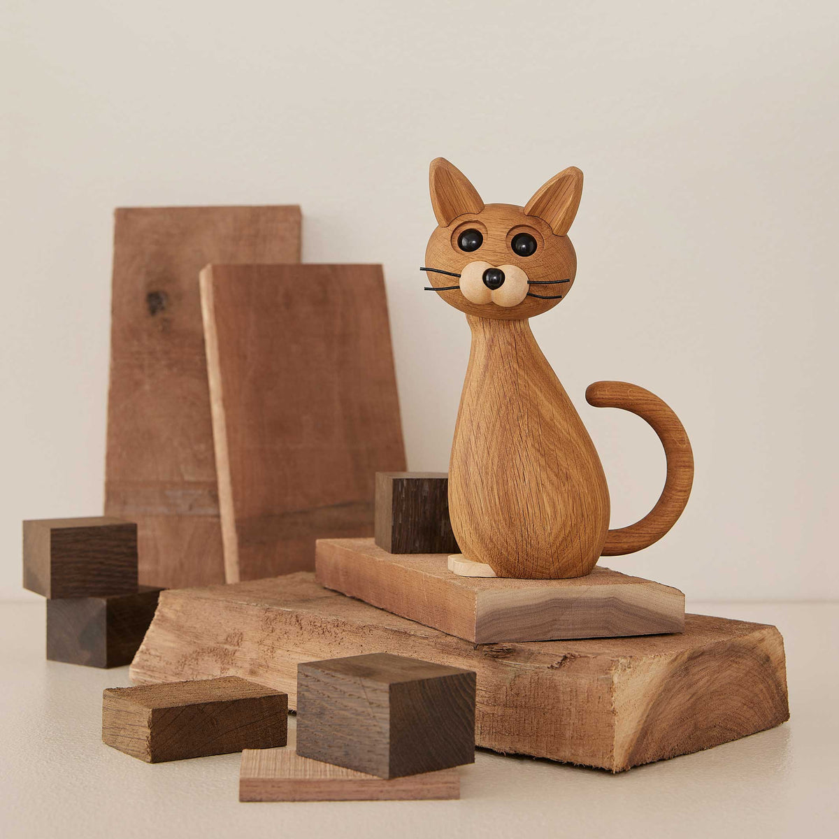 Wooden Cat Brave – Oak · 24 cm | Spring Copenhagen