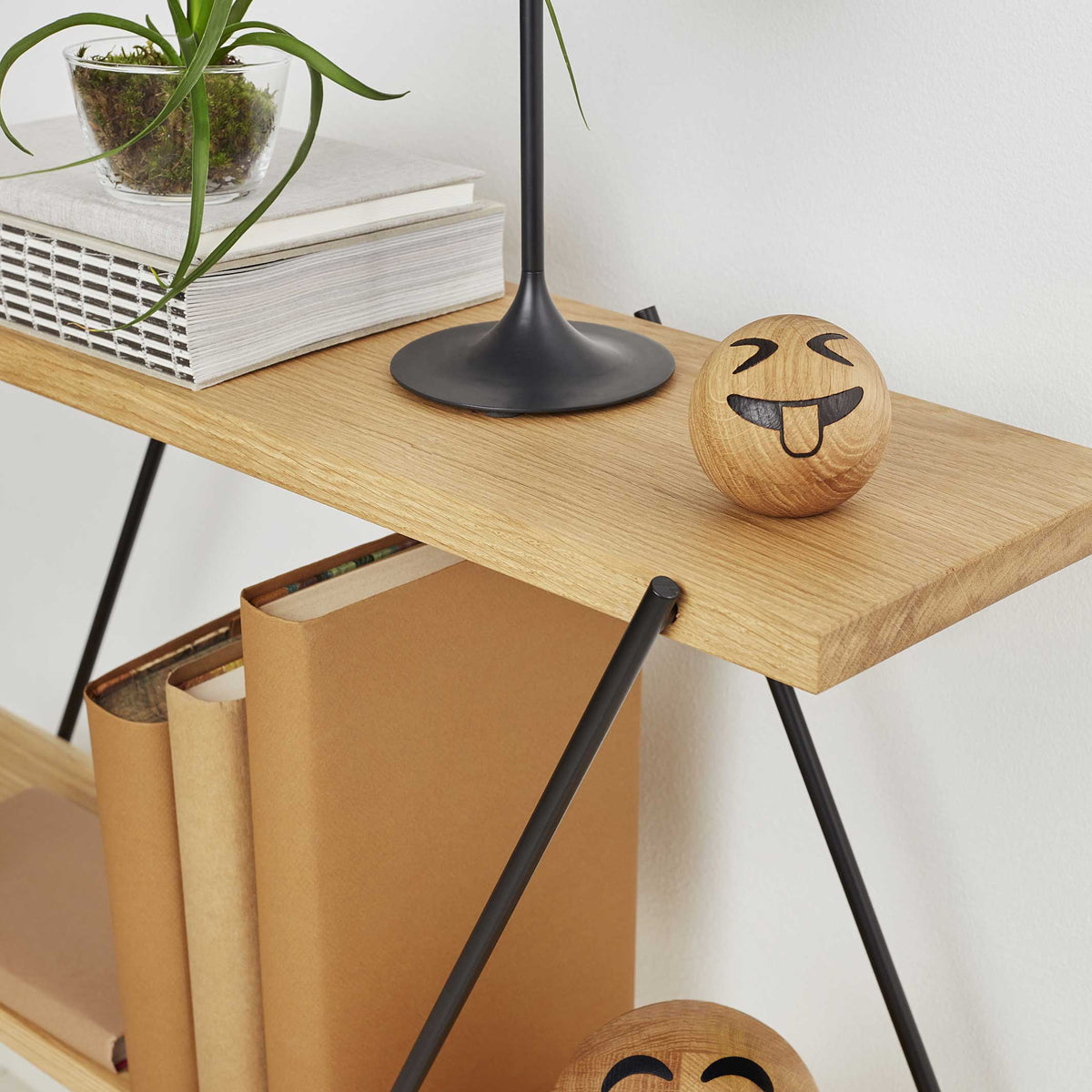 Wandregal XO2 – FSC-Eiche · Stahl · 2 Ebenen | Spring Copenhagen · Wohnzimmer Regal