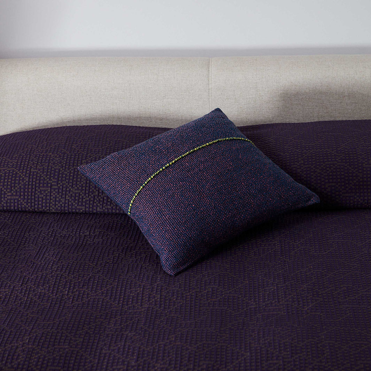 COUVRE-LIT MAPPING | COUVERTURE DE LIT DE JOUR de couleur violette | 235x245 cm | 100% coton | Cristian Zuzunaga