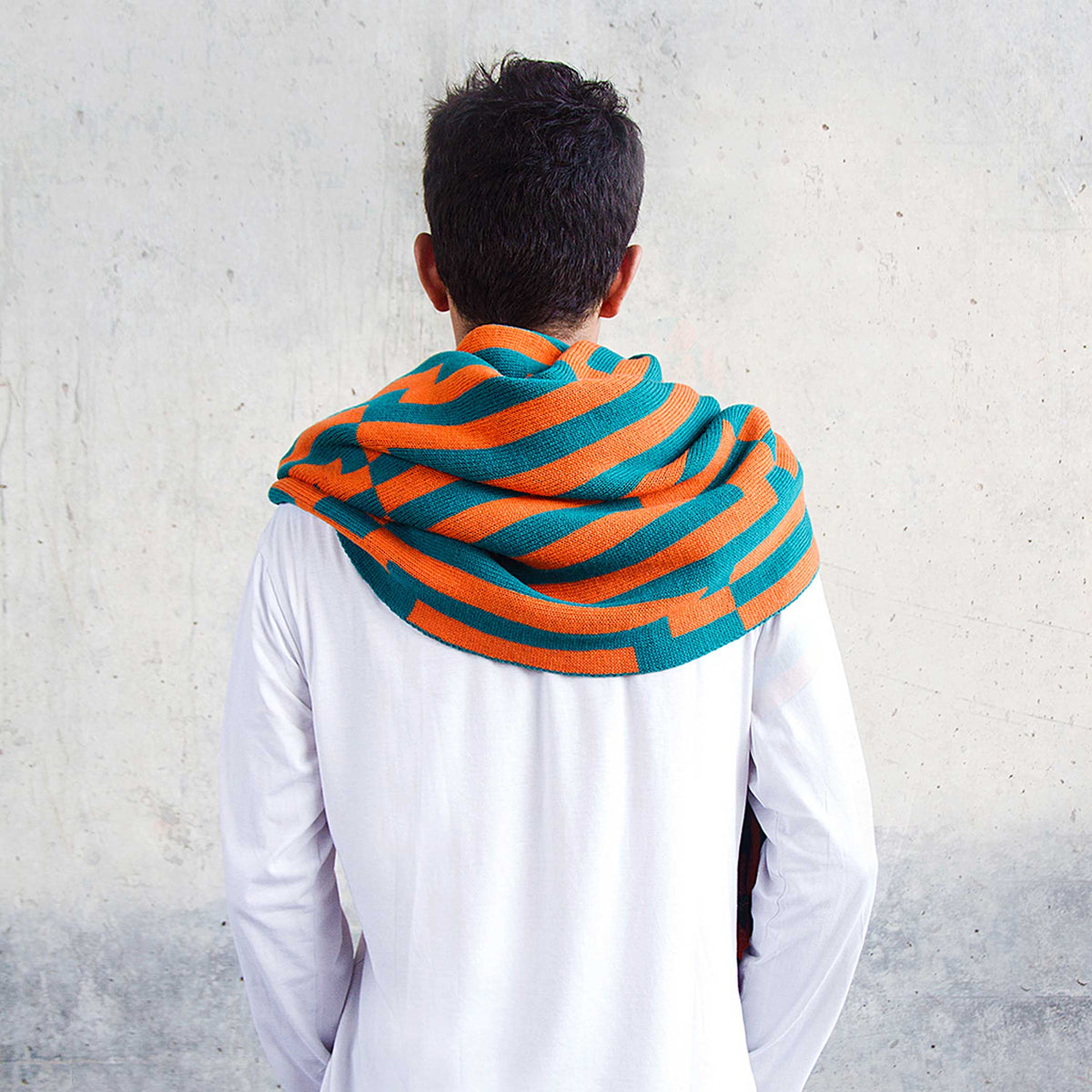 BITMAP ZOOM IN 1 | orange & grüne SCHAL-STOLA | 194x64 cm | 100% Merino Wolle | Cristian Zuzunaga