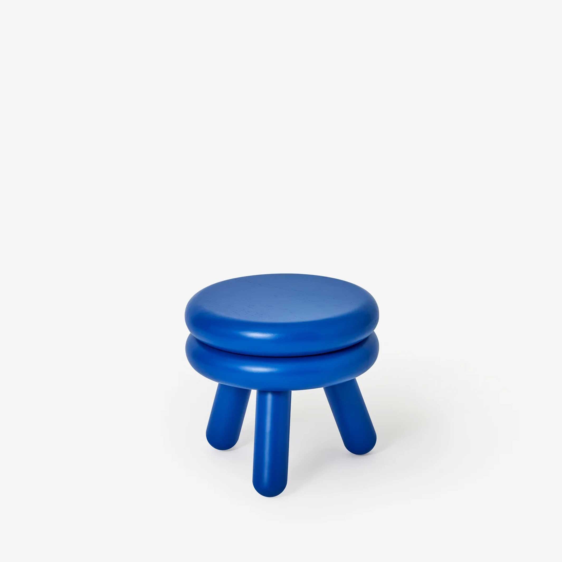 TABOURET PLUMA COURT Bleu | Petit tabouret en bois | Steven Bukowski | Connaissance de la zone