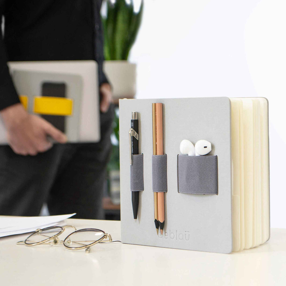 FLEX Light Grey - CARNET avec bande ORGANIZER gris foncé intégrée - 18x18 cm | bleu
