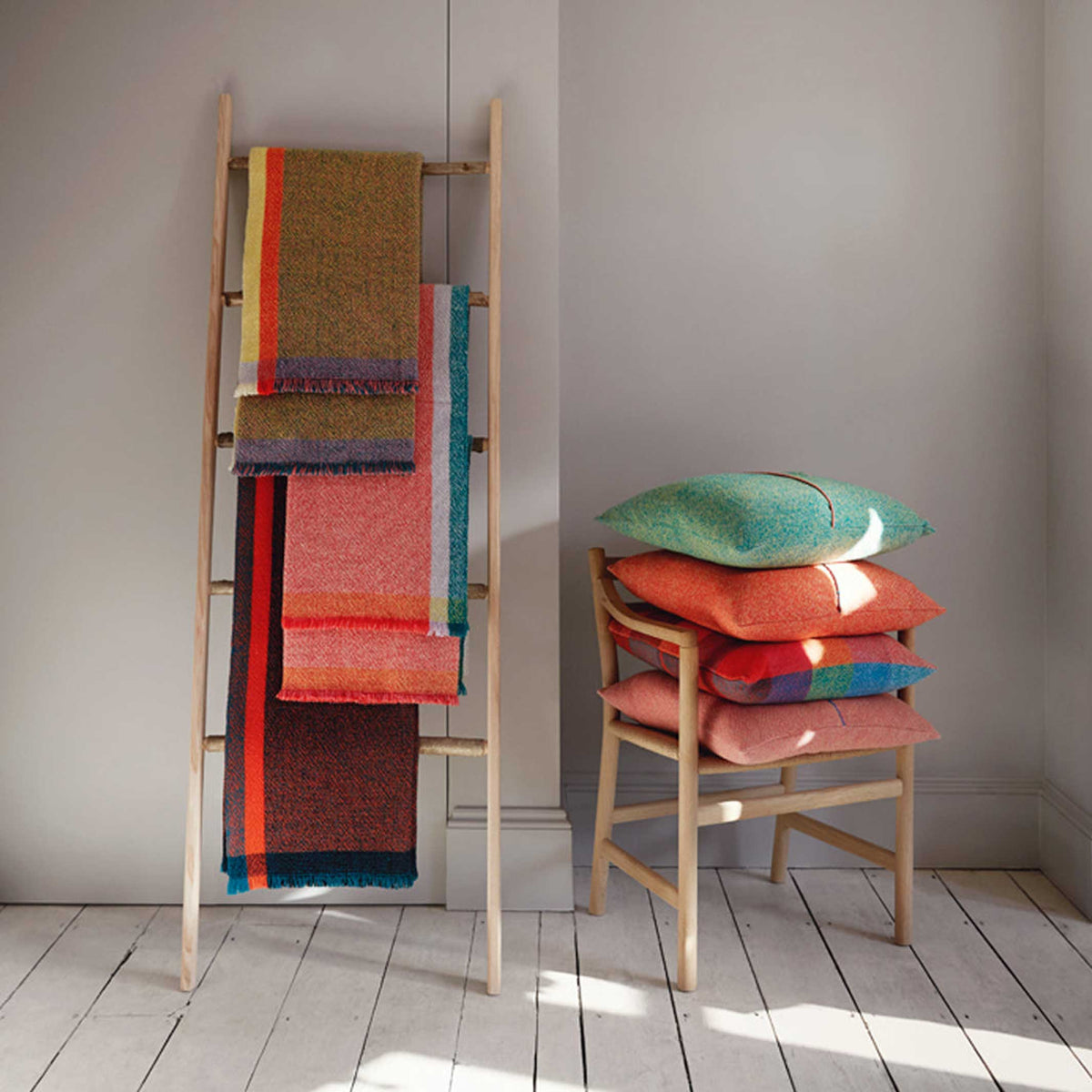 COUSSIN INTÉGRÉ - housse de coussin vert foncé - 50x50 cm - 100% laine mérinos | Cristian Zuzunaga