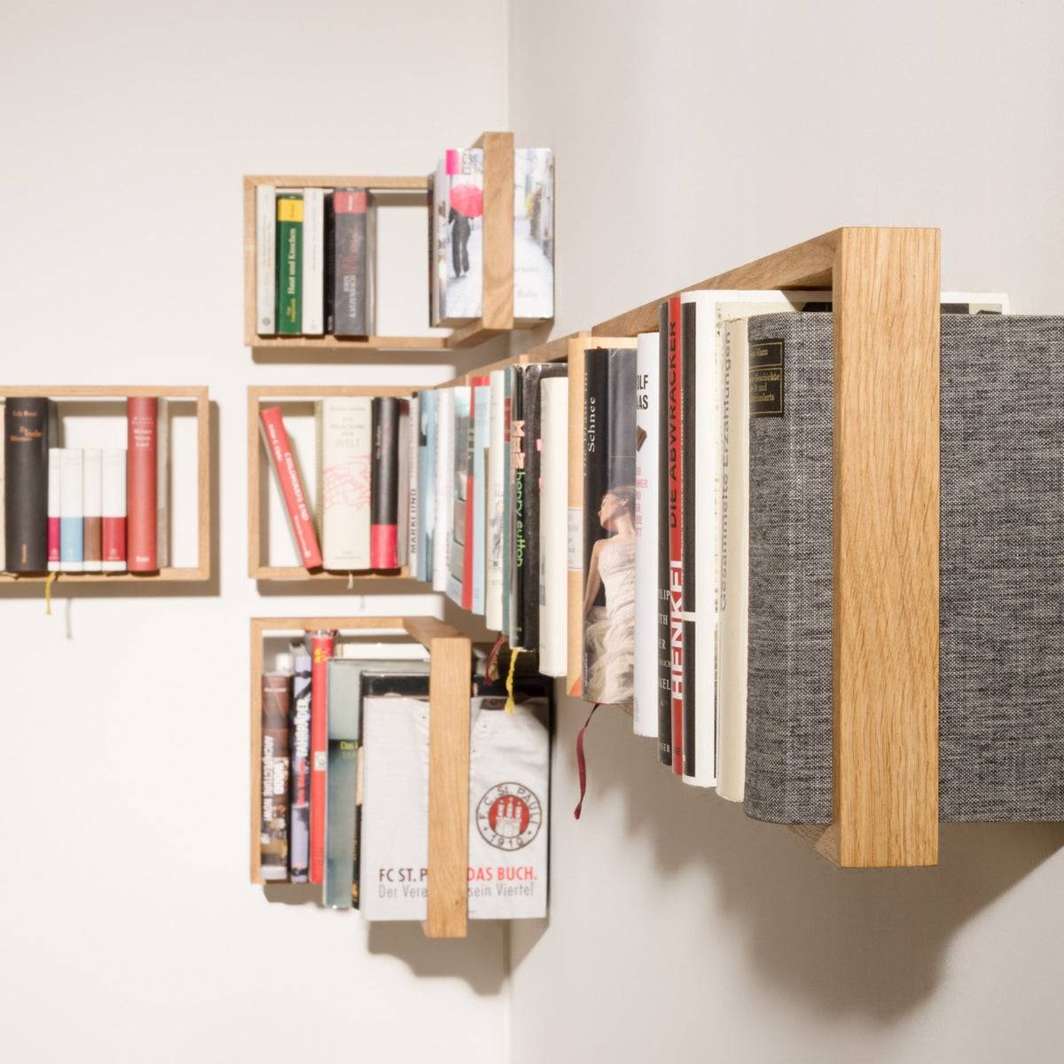 B-ECK - Schwebendes Bücherregal für Ecken - Wandregal