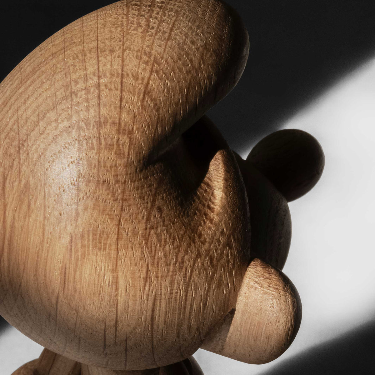 Holzfigur Schlumpf Klein – Eiche · 13,5 cm | boyhood × Schlümpfe