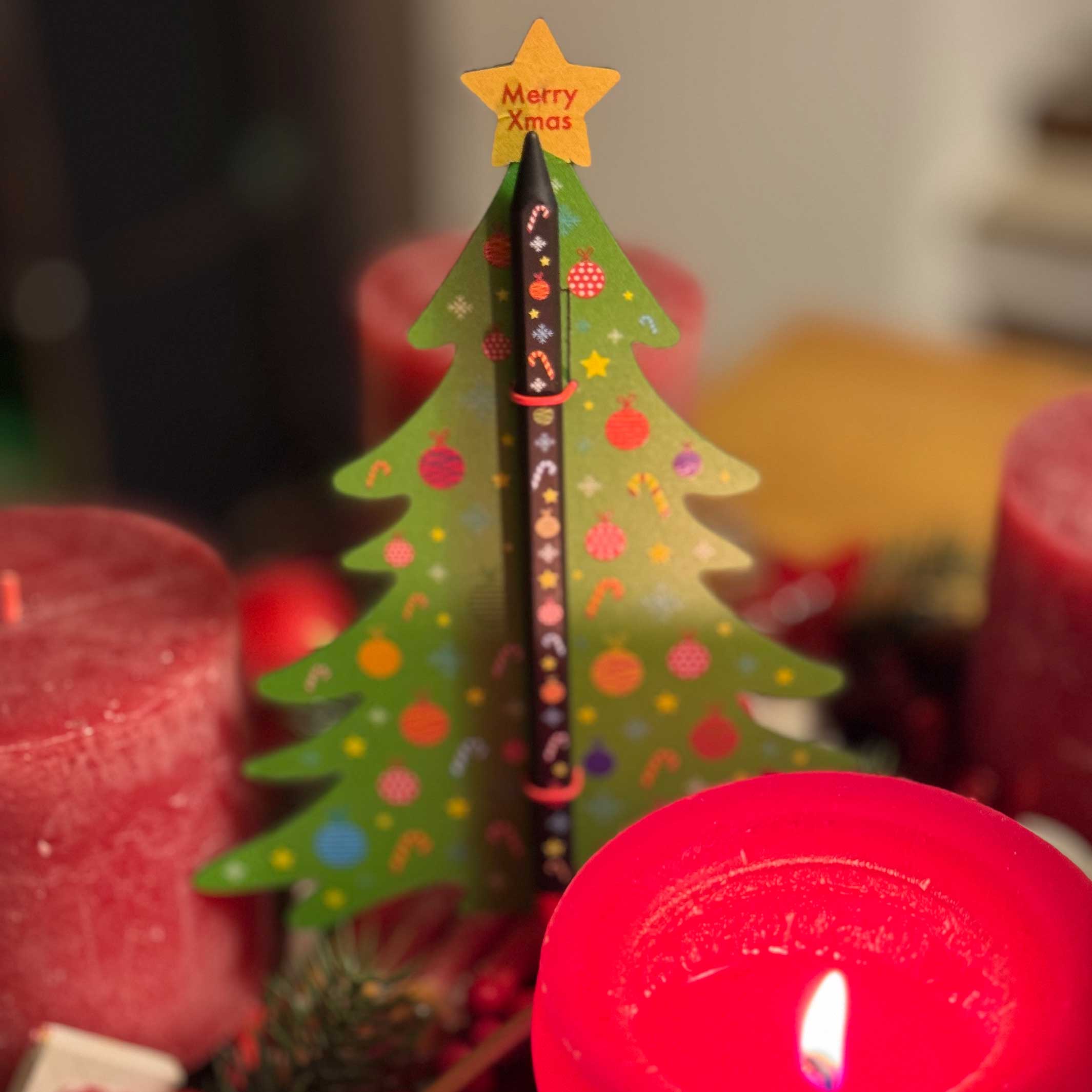 CHRISTMAS TREE PENCIL - Schwarzer Bleistift aus recyceltem Graphit mit Weihnachts-Icon-Druck | perpetua