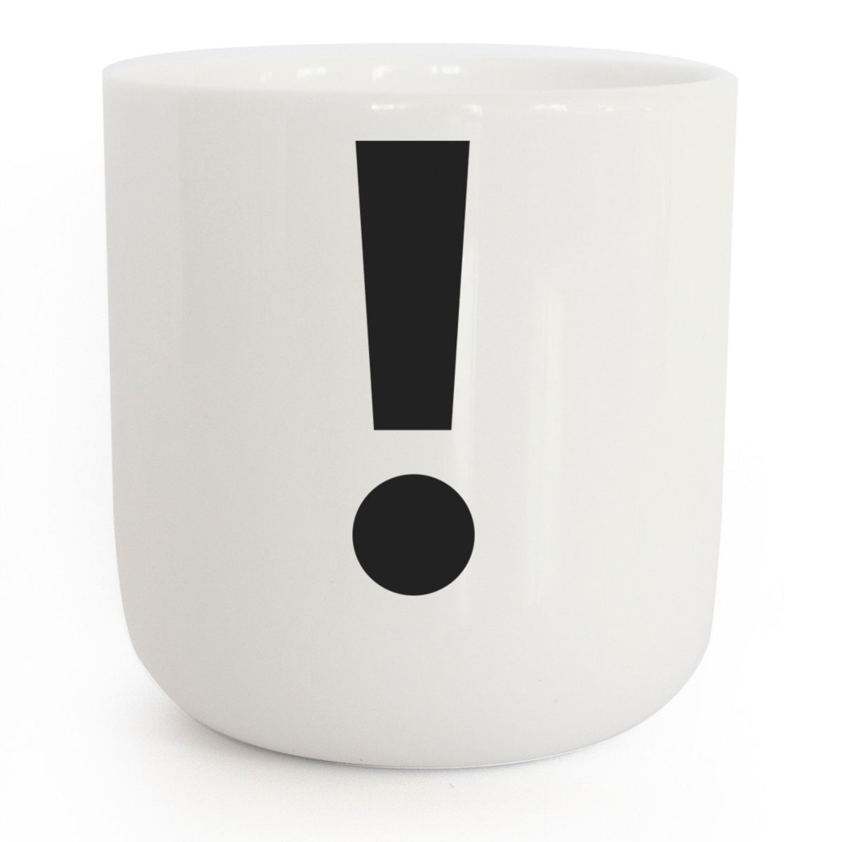 ! - weisser Kaffee- & Tee-Becher mit schwarzer Typo | Letters & Glyphs Serie | PLTY