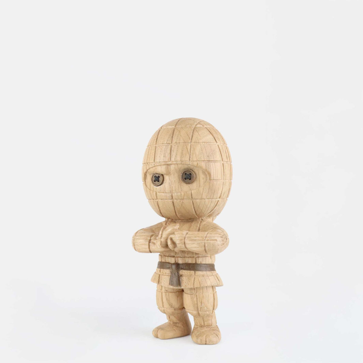 Træfigur "Ternet Ninja" lille – eg · 15 cm | boyhood