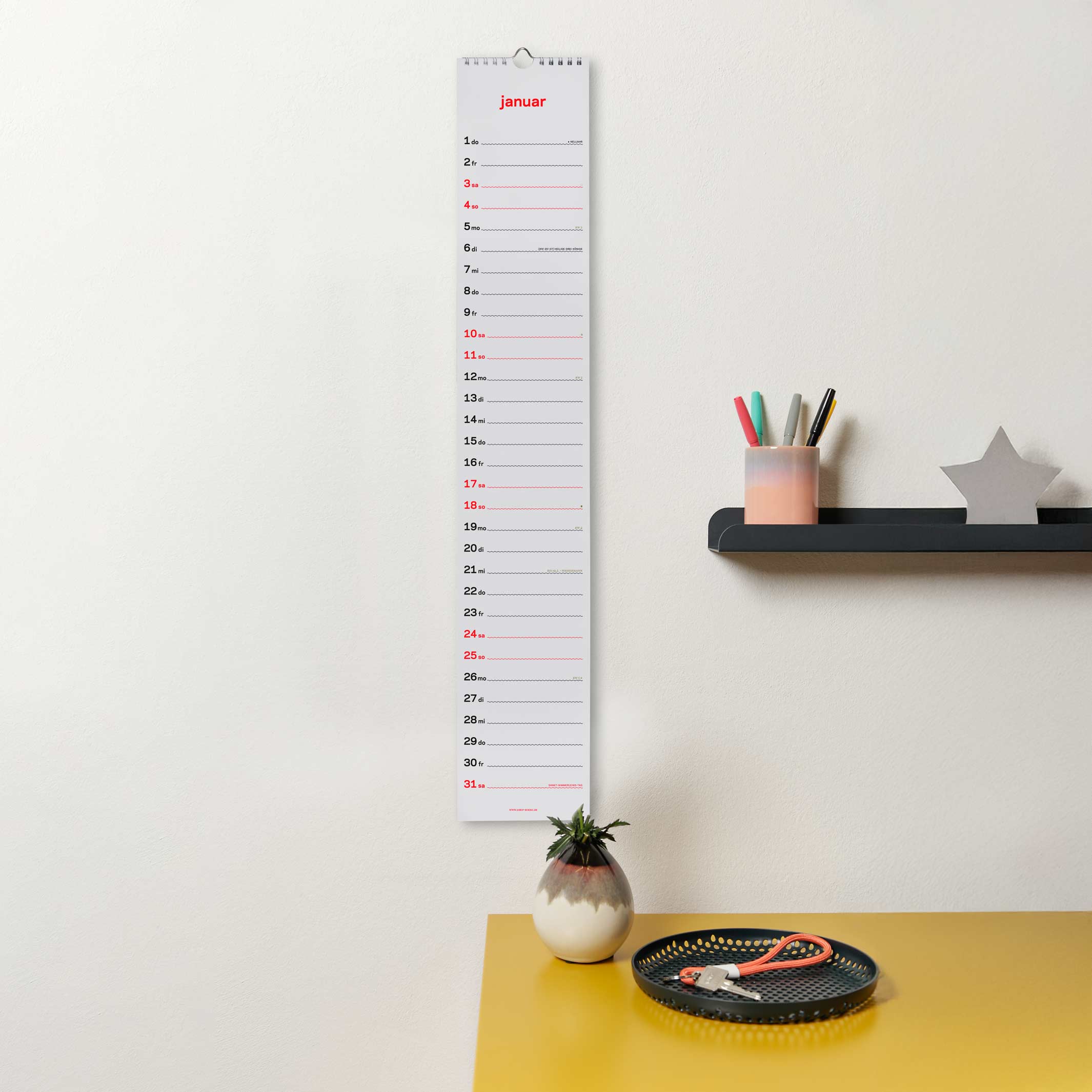 zweitausend&sechsundzwanzig - STREIFENKALENDER 2026 - Neon-Korall Schwarz Gold - 12×69 cm | rikiki