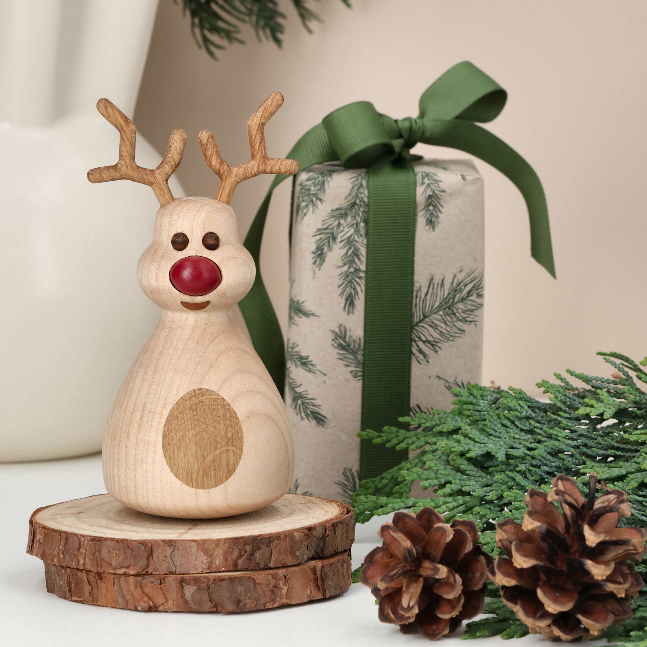 DIZZIE - Helles Holz-Weihnachtsdeko-Rentier - Stehaufmännchen 12 cm hoch | Thor Høy | Spring Copenhagen