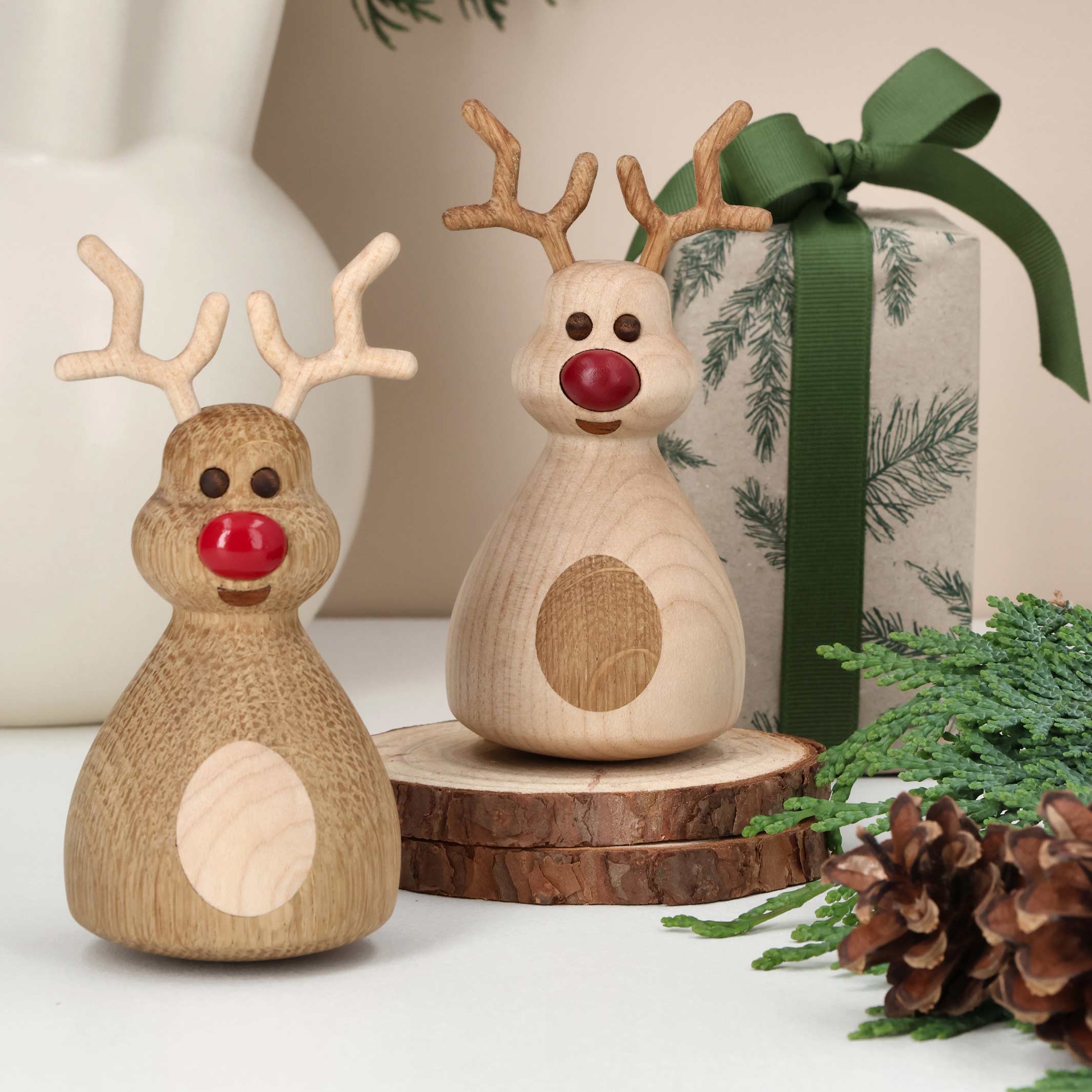 WOOZIE - Dunkles Holz-Weihnachtsdeko-Rentier - Stehaufmännchen - 12 cm hoch | Thor Høy | Spring Copenhagen