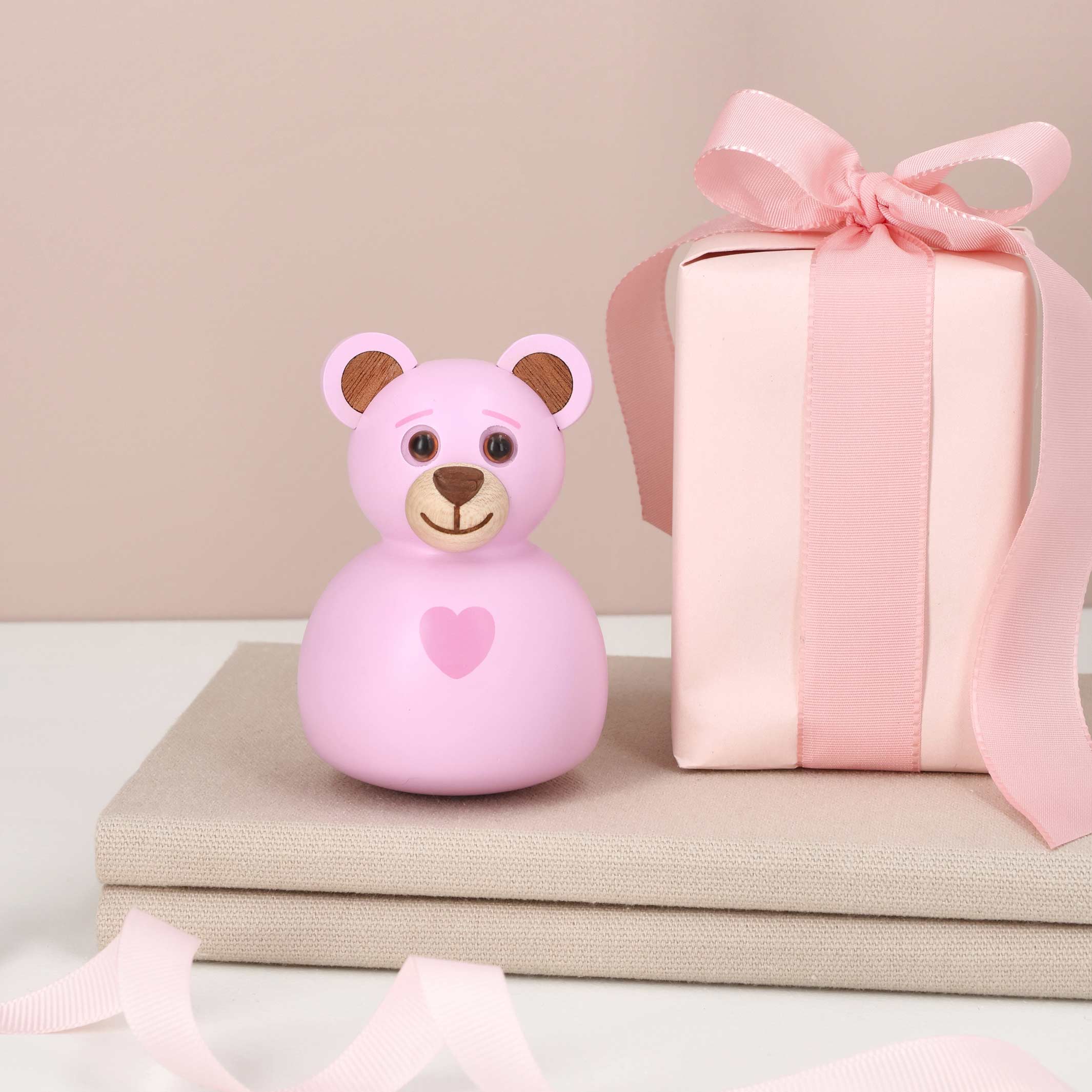 ROSY - Rosa Teddybär Stehaufmännchen aus Holz 9 cm hoch - Thor Høy | Spring Copenhagen
