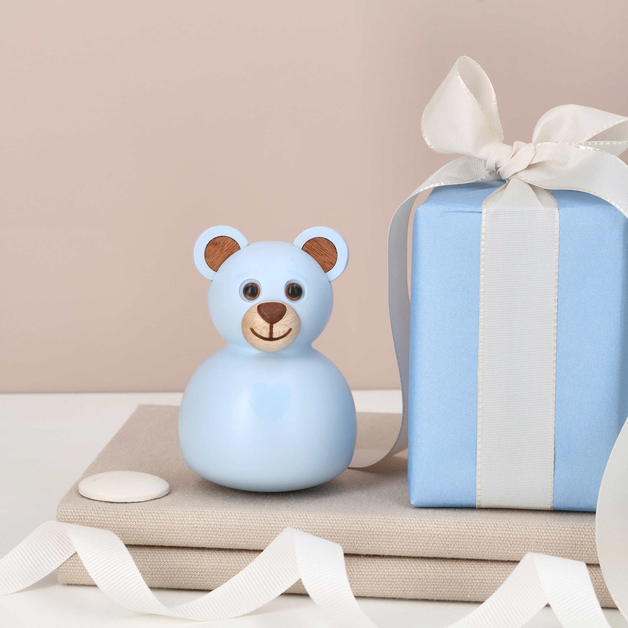 BLUE - Hellblauer Teddybär Stehaufmännchen aus Holz 9 cm hoch - Thor Høy | Spring Copenhagen