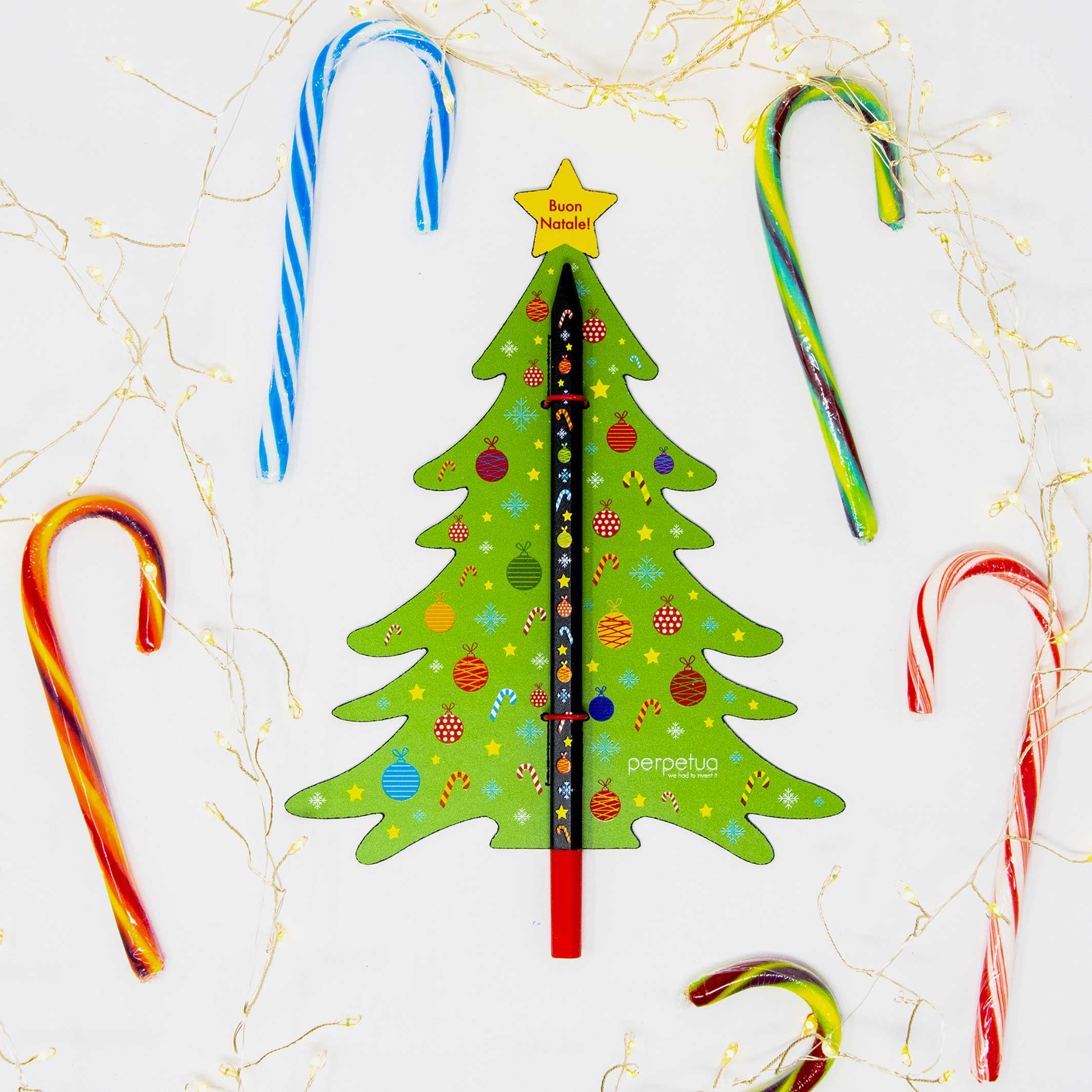 CHRISTMAS TREE PENCIL - Schwarzer Bleistift aus recyceltem Graphit mit Weihnachts-Icon-Druck | perpetua