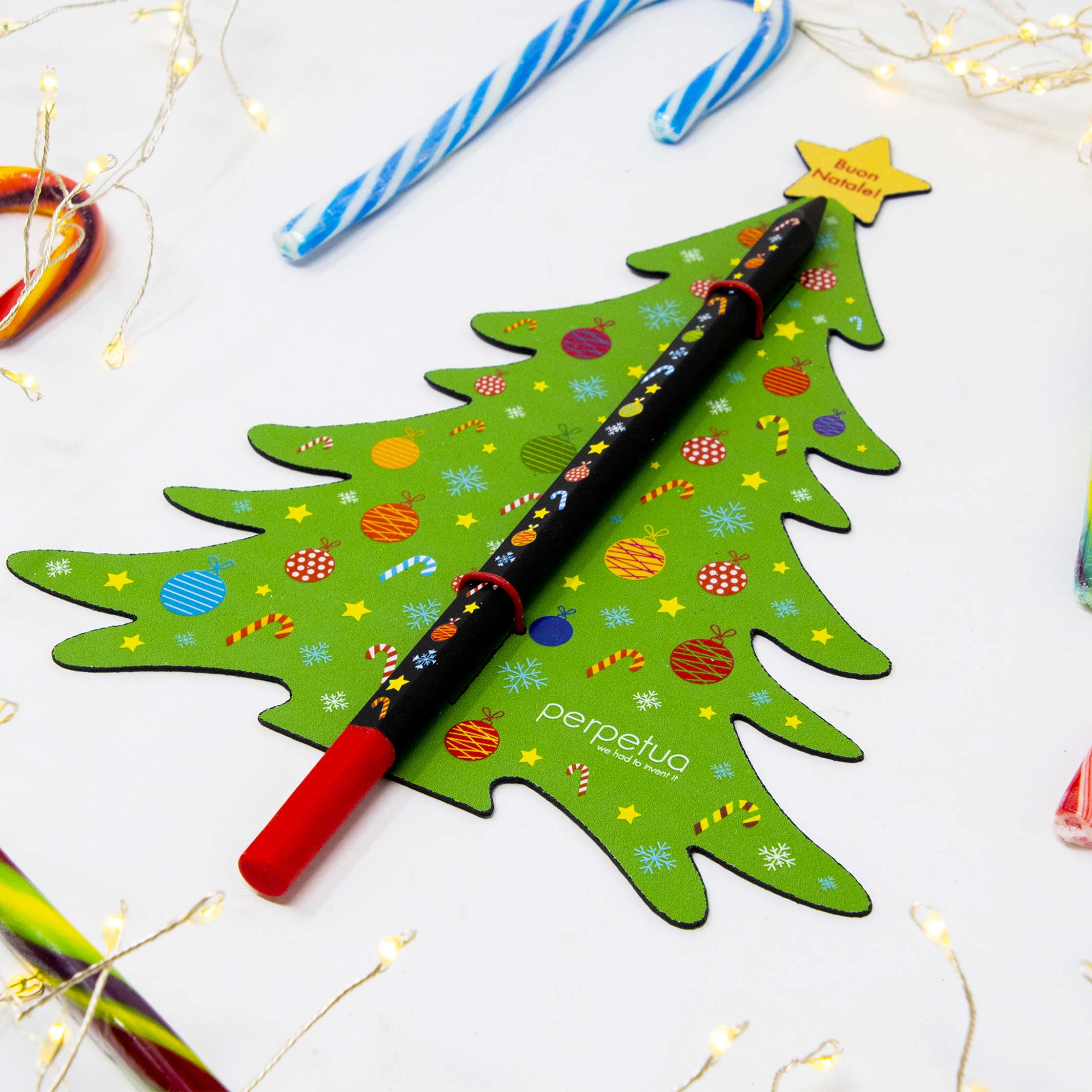 CHRISTMAS TREE PENCIL - Schwarzer Bleistift aus recyceltem Graphit mit Weihnachts-Icon-Druck | perpetua