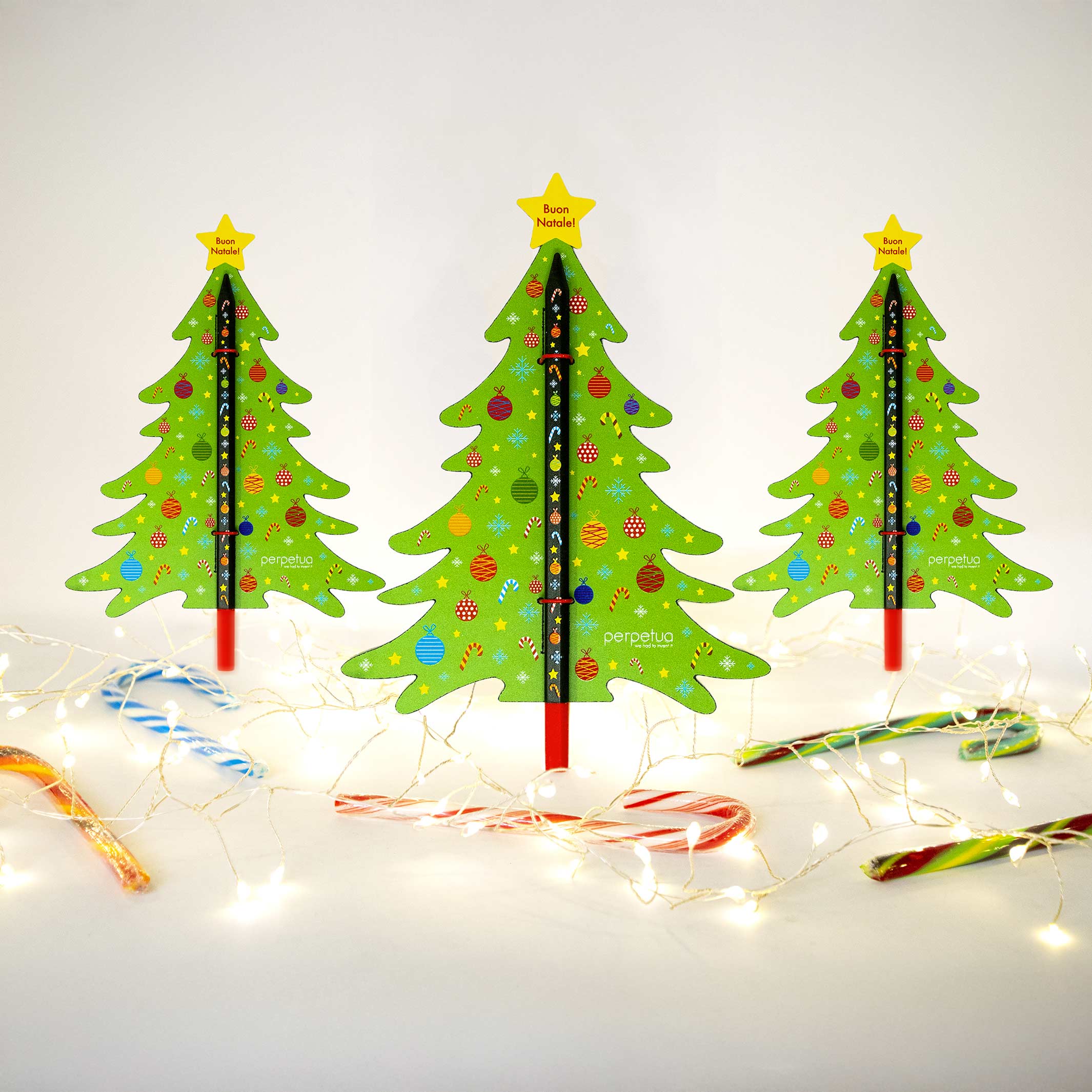 CHRISTMAS TREE PENCIL - Schwarzer Bleistift aus recyceltem Graphit mit Weihnachts-Icon-Druck | perpetua