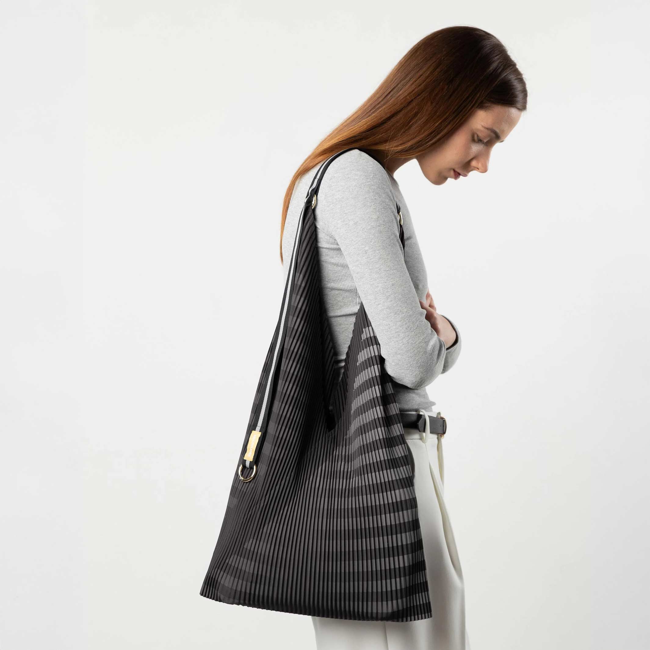 Y-Bag Claudia Black – Pleated Satin, 30 × 60 cm | Multitudes