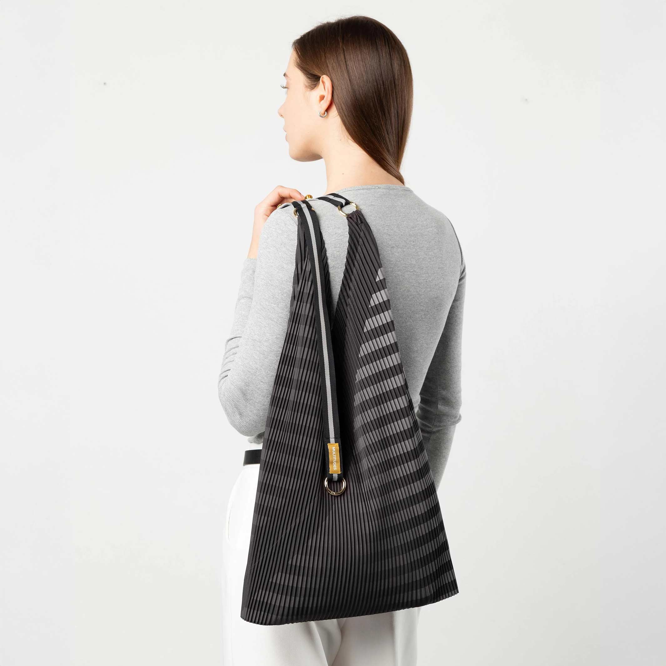 Y-Bag Claudia Black – Pleated Satin, 30 × 60 cm | Multitudes
