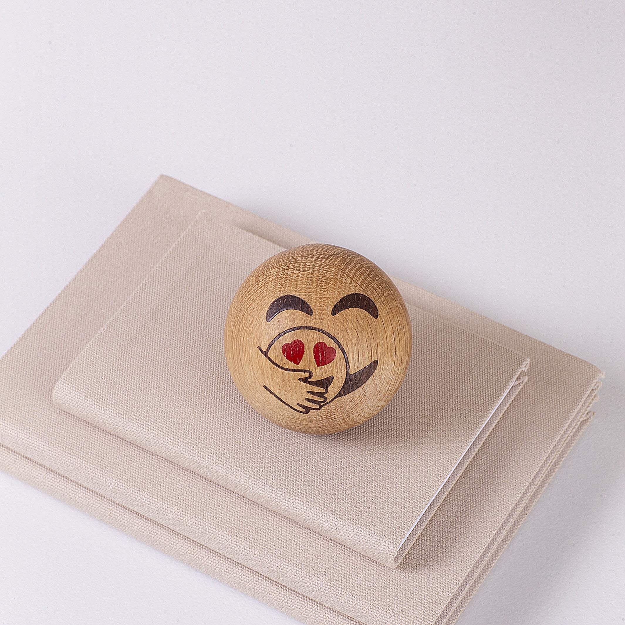 Holz-Emoticon Cuddle – Eiche · 7 cm | Spring Copenhagen