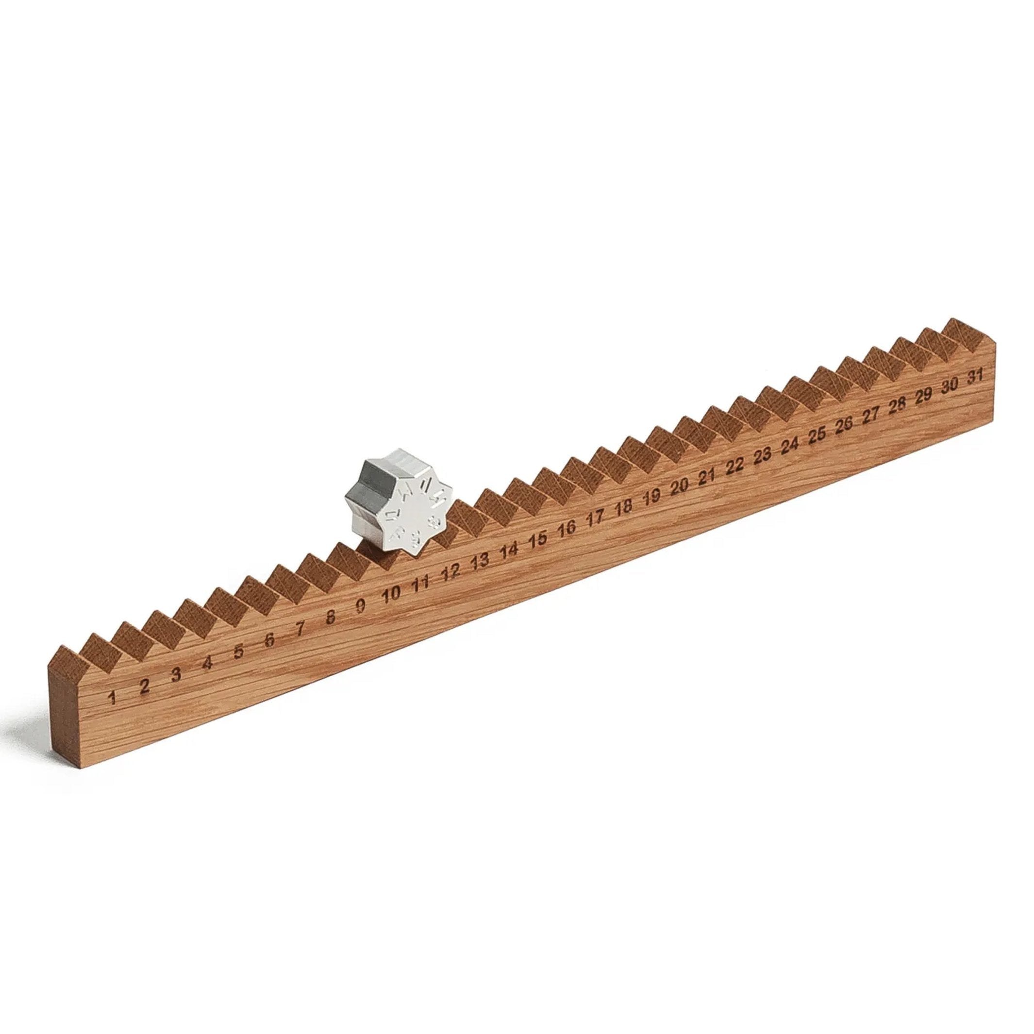 Ewiger Kalender "Monthly Measure" – Eiche geölt · 32 cm | side by side