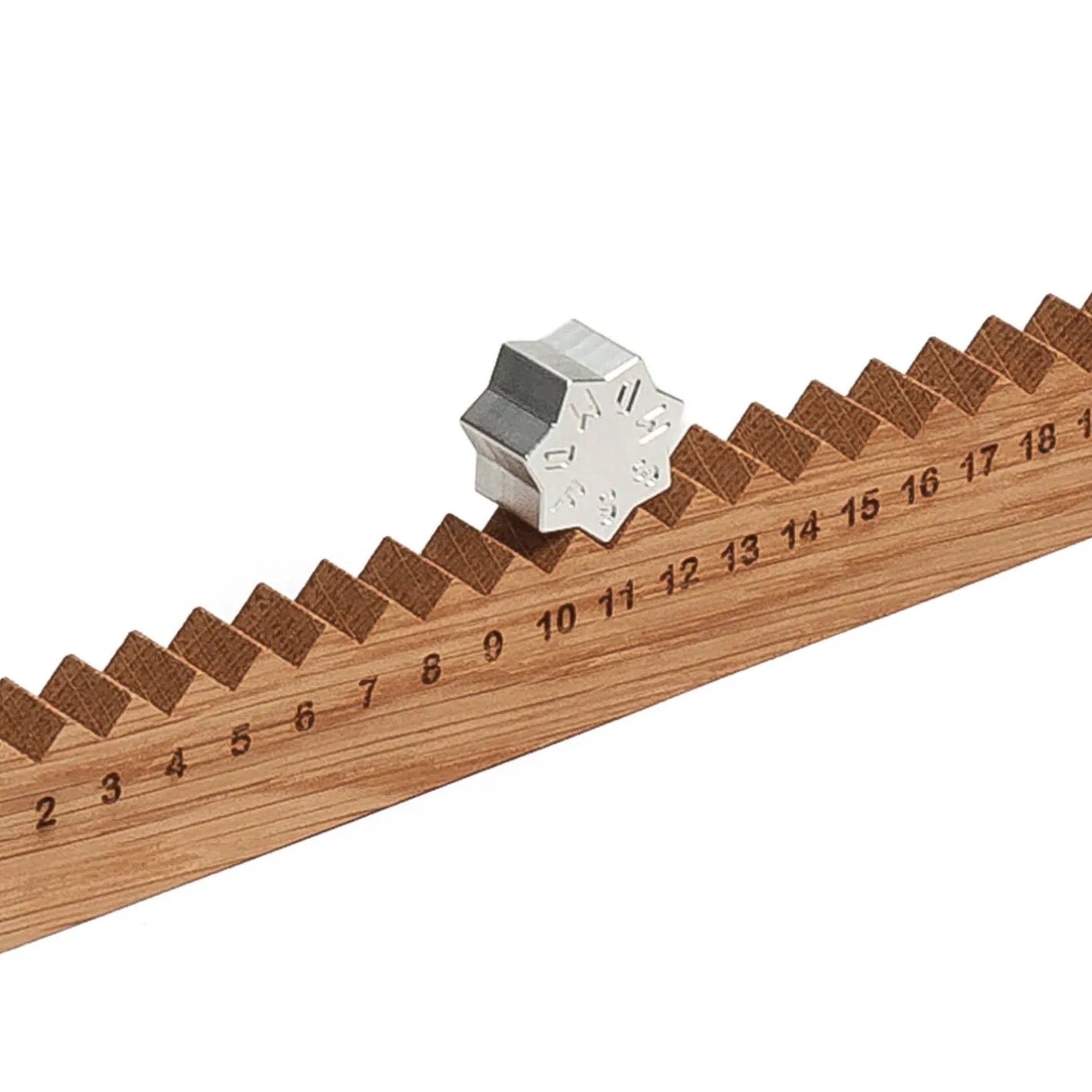 Ewiger Kalender "Monthly Measure" – Eiche geölt · 32 cm | side by side