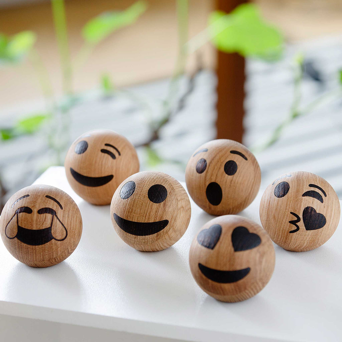 Wooden Emoticon Winking – Oak · Ø 7 cm | Spring Copenhagen