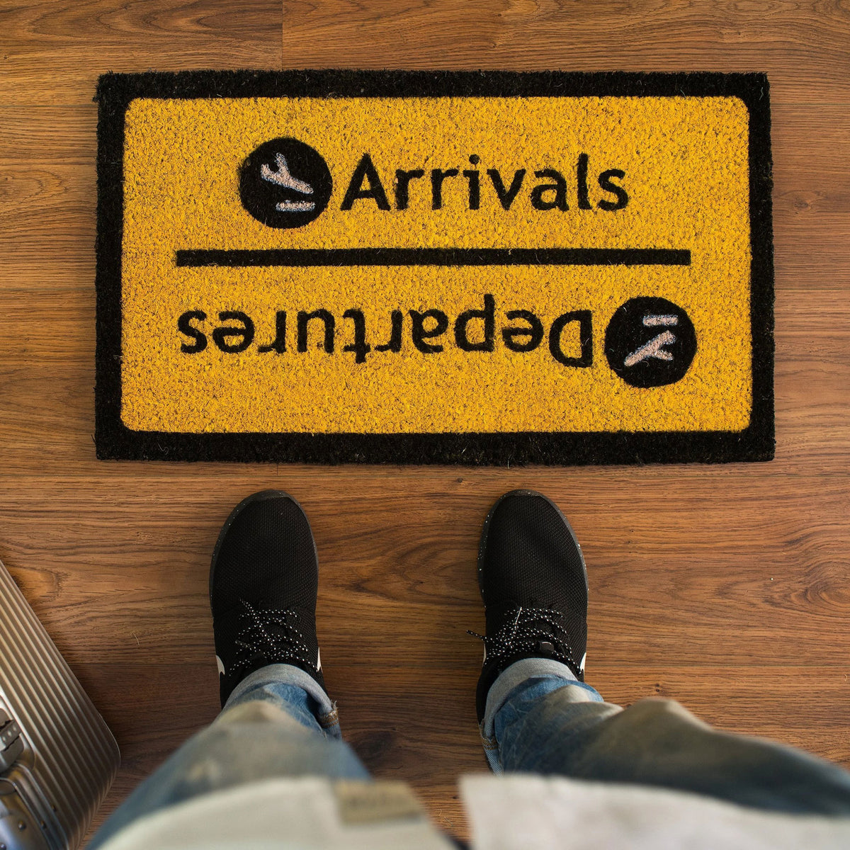 Fußmatte "Arrivals & Departures" – Schwarz · 70×40 cm | Fisura