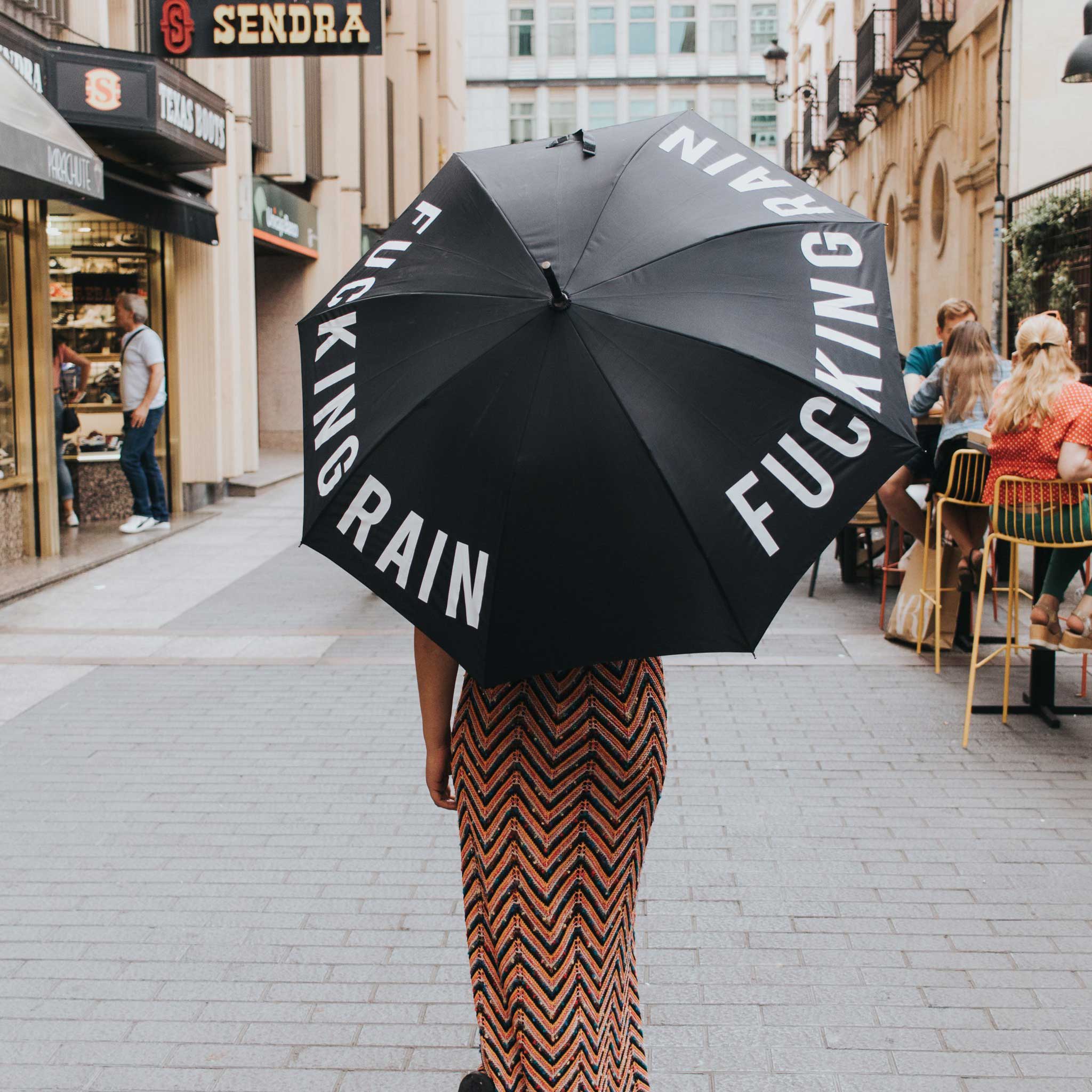 FUCKING RAIN - Schwarzer Regenschirm ∅ 106 cm | Fisura