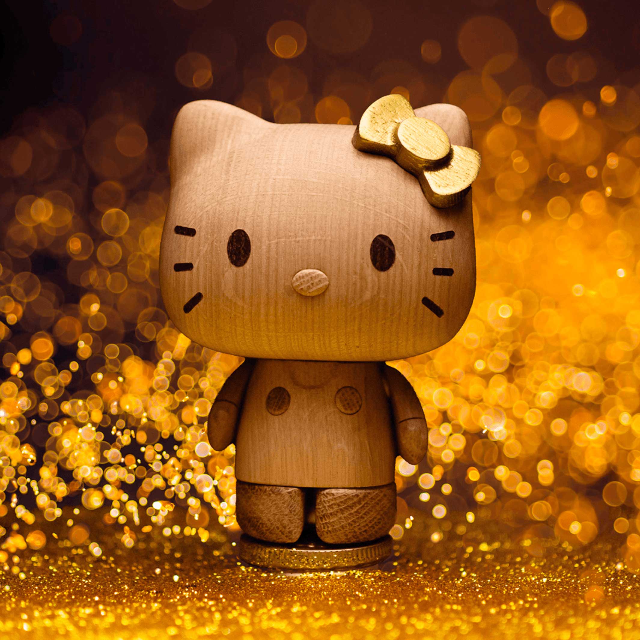 HELLO KITTY small with golden Bow - 50th Anniversary Edition - Wooden Figurine Oak 14 cm high | boyhood