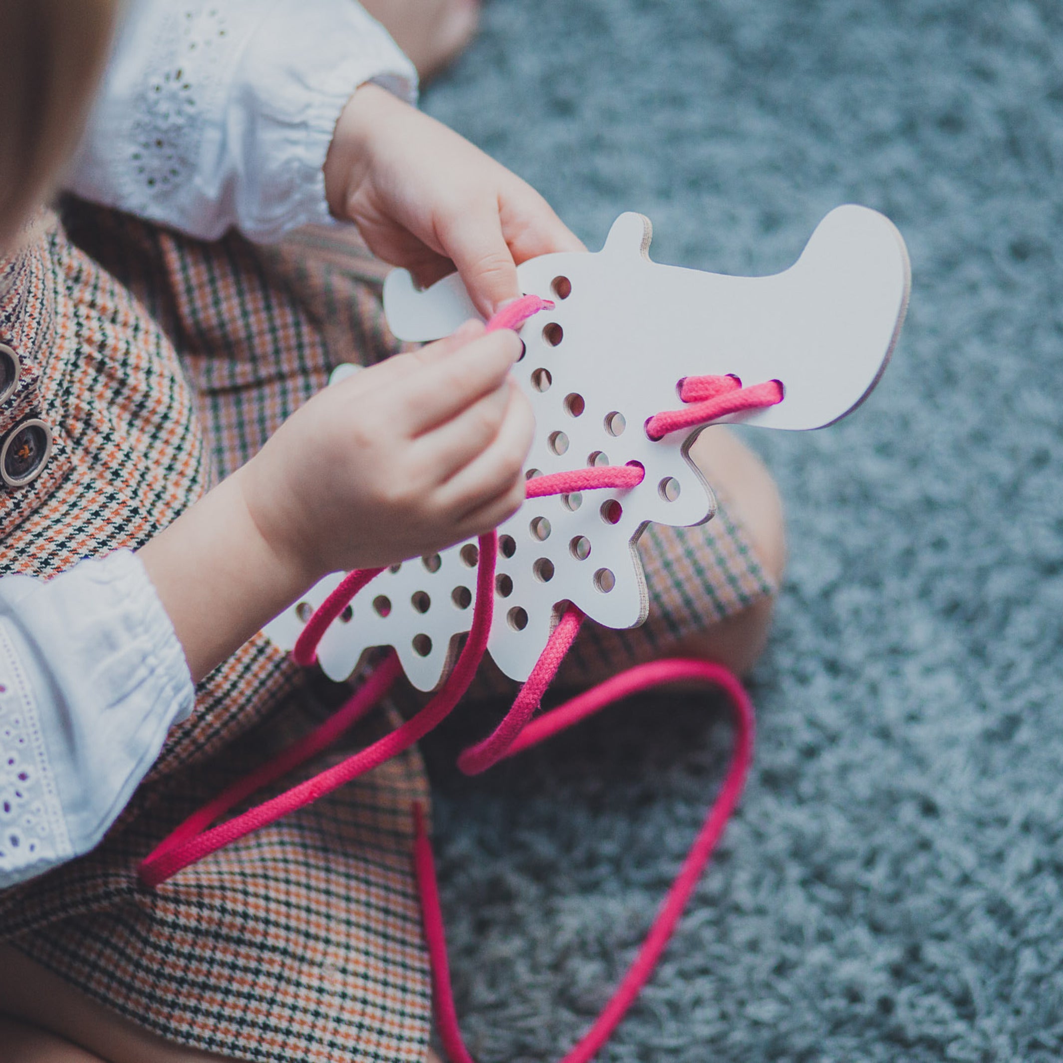 ALEX THE DINOSAUR - Fädelspielzeug aus Holz - Montessori - Dino | milin