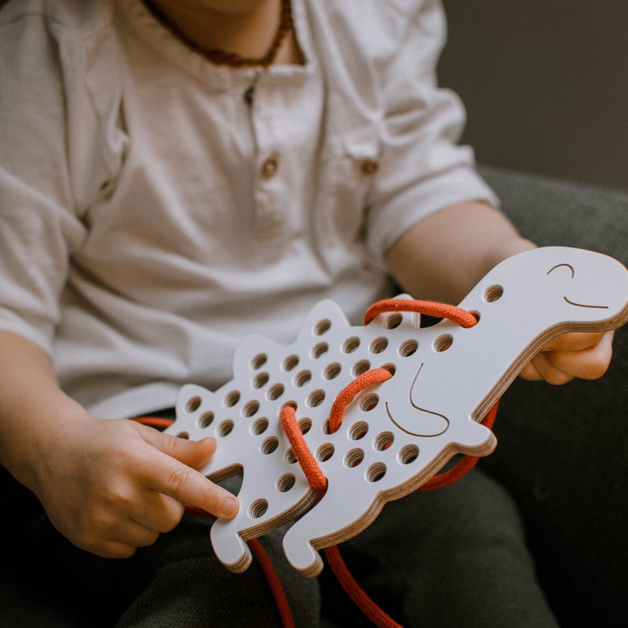 ALEX THE DINOSAUR - Fädelspielzeug aus Holz - Montessori - Dino | milin