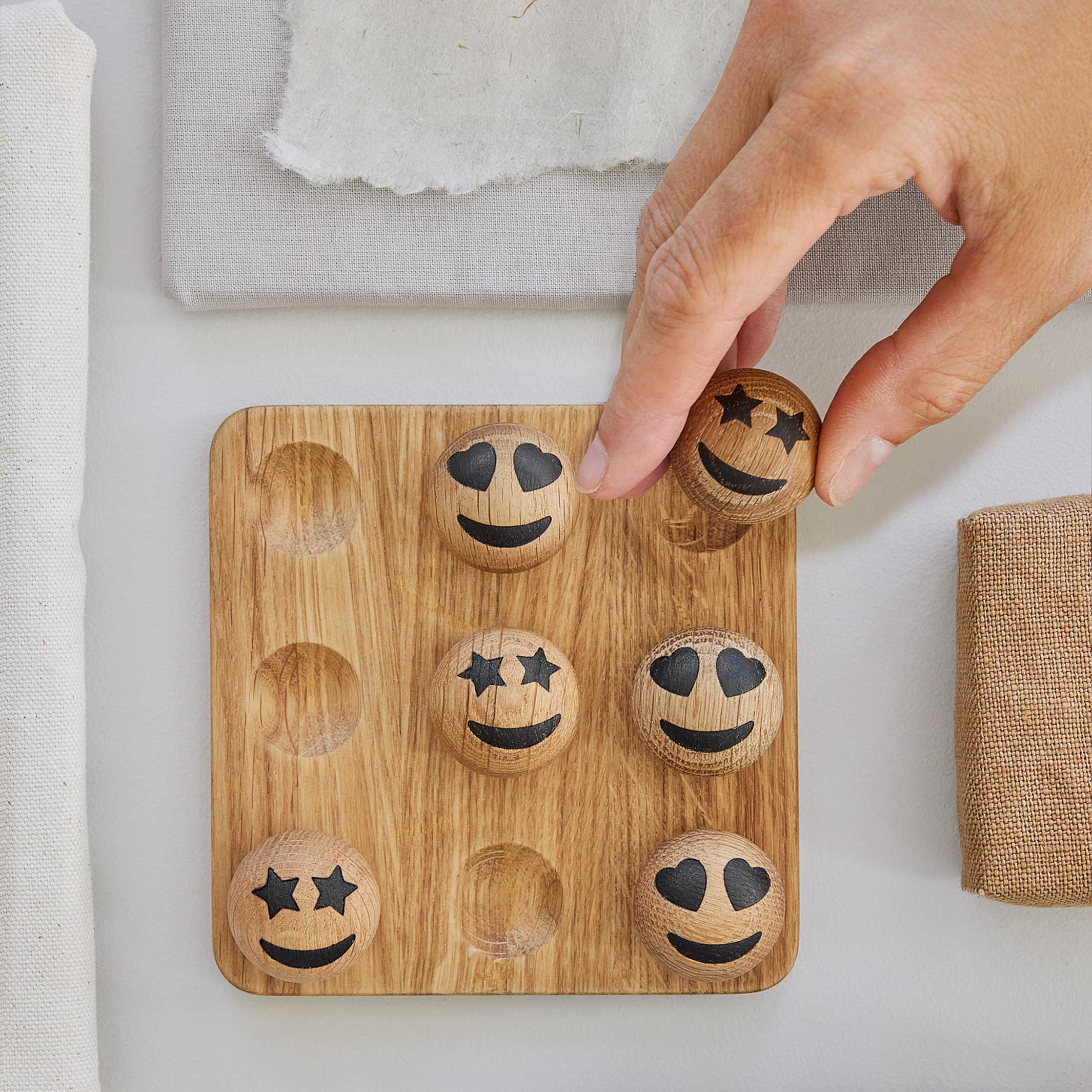 SPRING EMOTIONS TIC TAC TOE - Spiel mit Holz Emoticons | mencke&vagnby | Spring Copenhagen