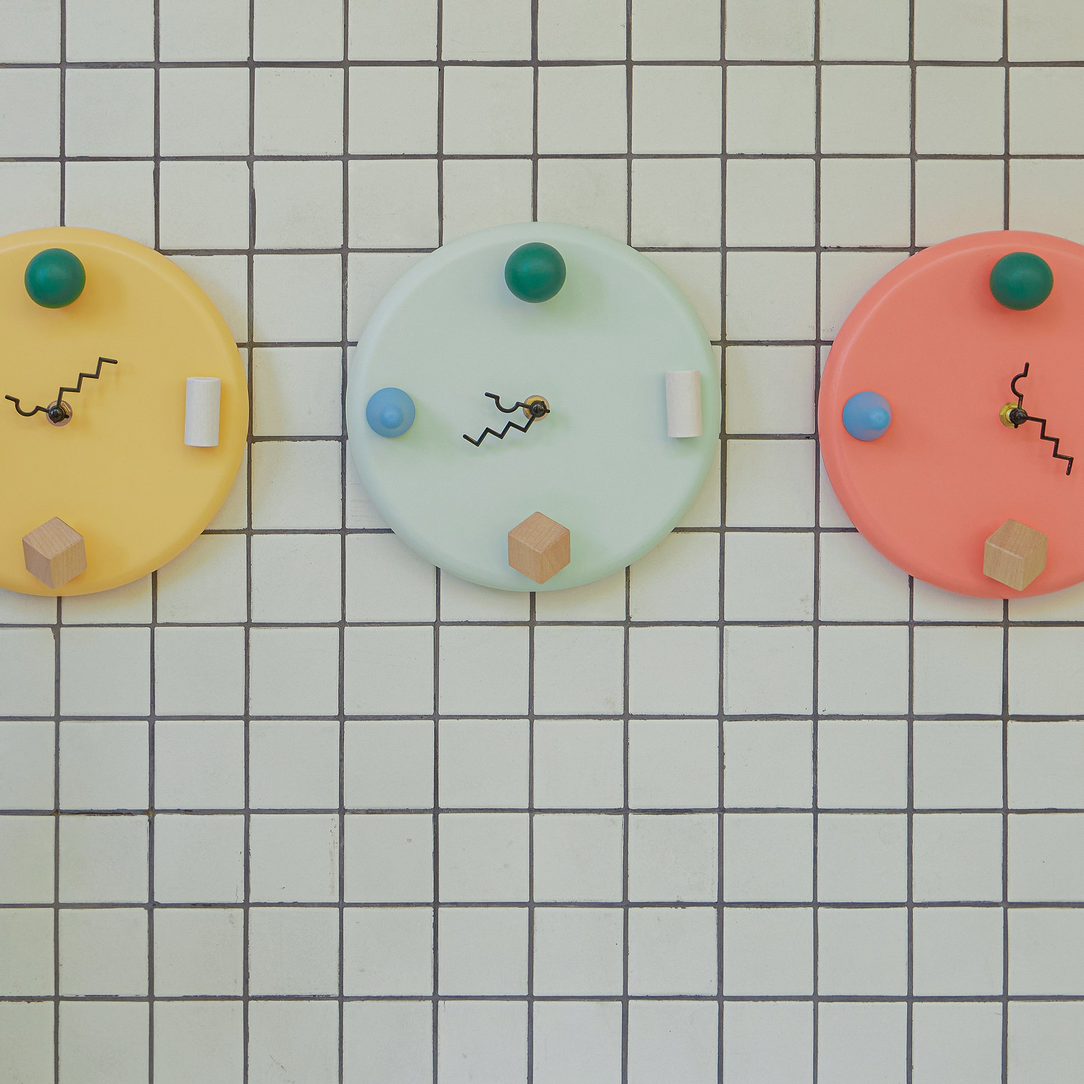 WALL CLOCKS | farbige WANDUHREN | dreidimensional & abstrakt D=20 cm | Pat Kim | Areaware