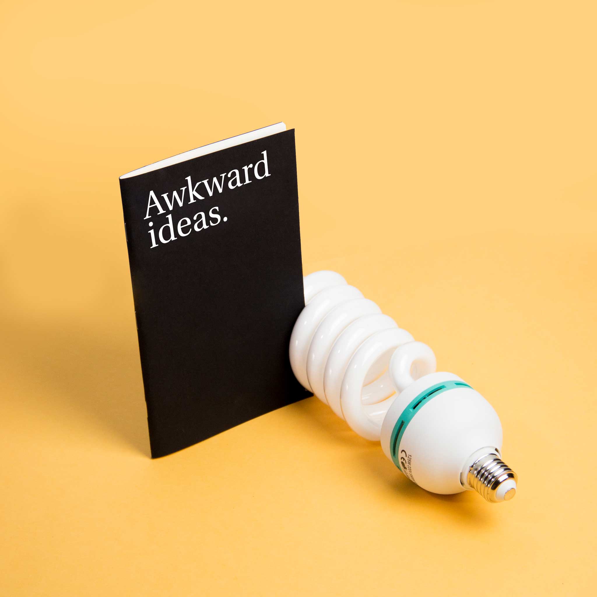 AWKWARD IDEAS | Schwarzes NOTIZBUCH | A5 | Octàgon Design - Charles & Marie