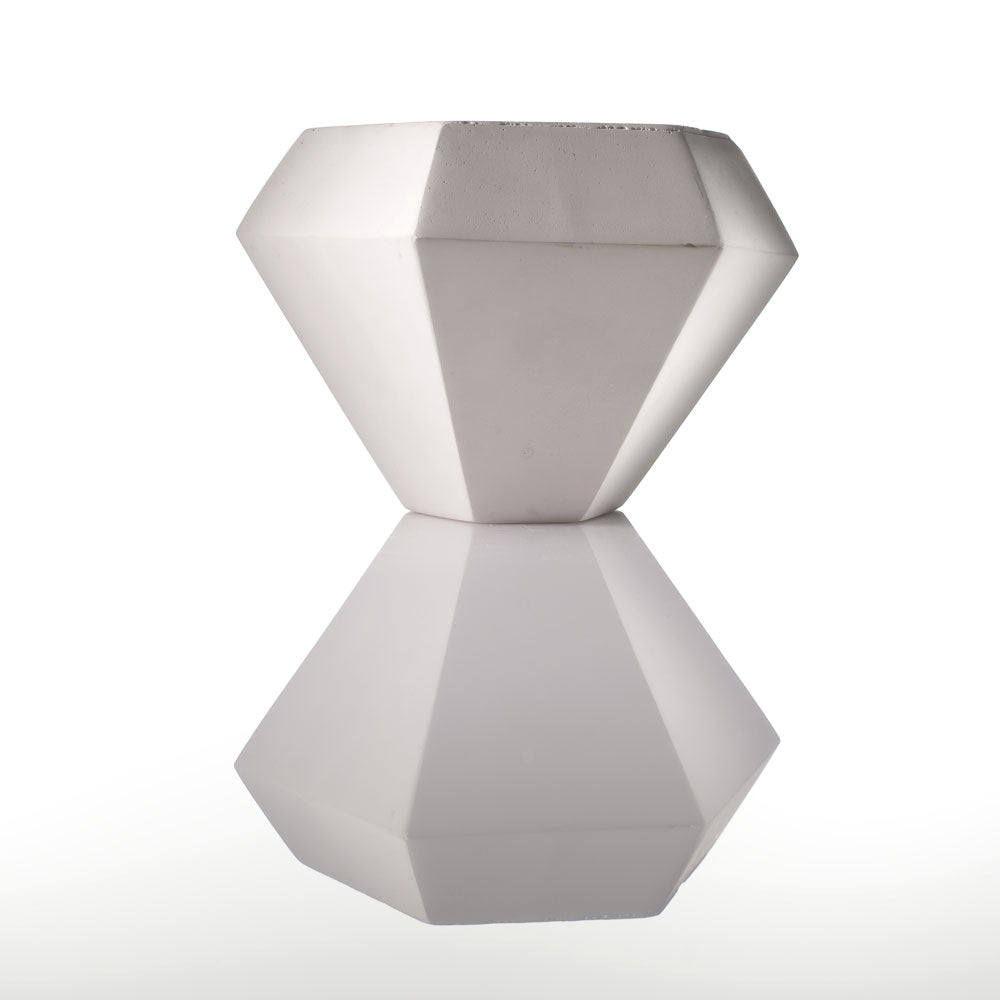 Small Diamond - Zement Kerzenständer von Henrik Ilfeldt für Korridor Design - Charles & Marie