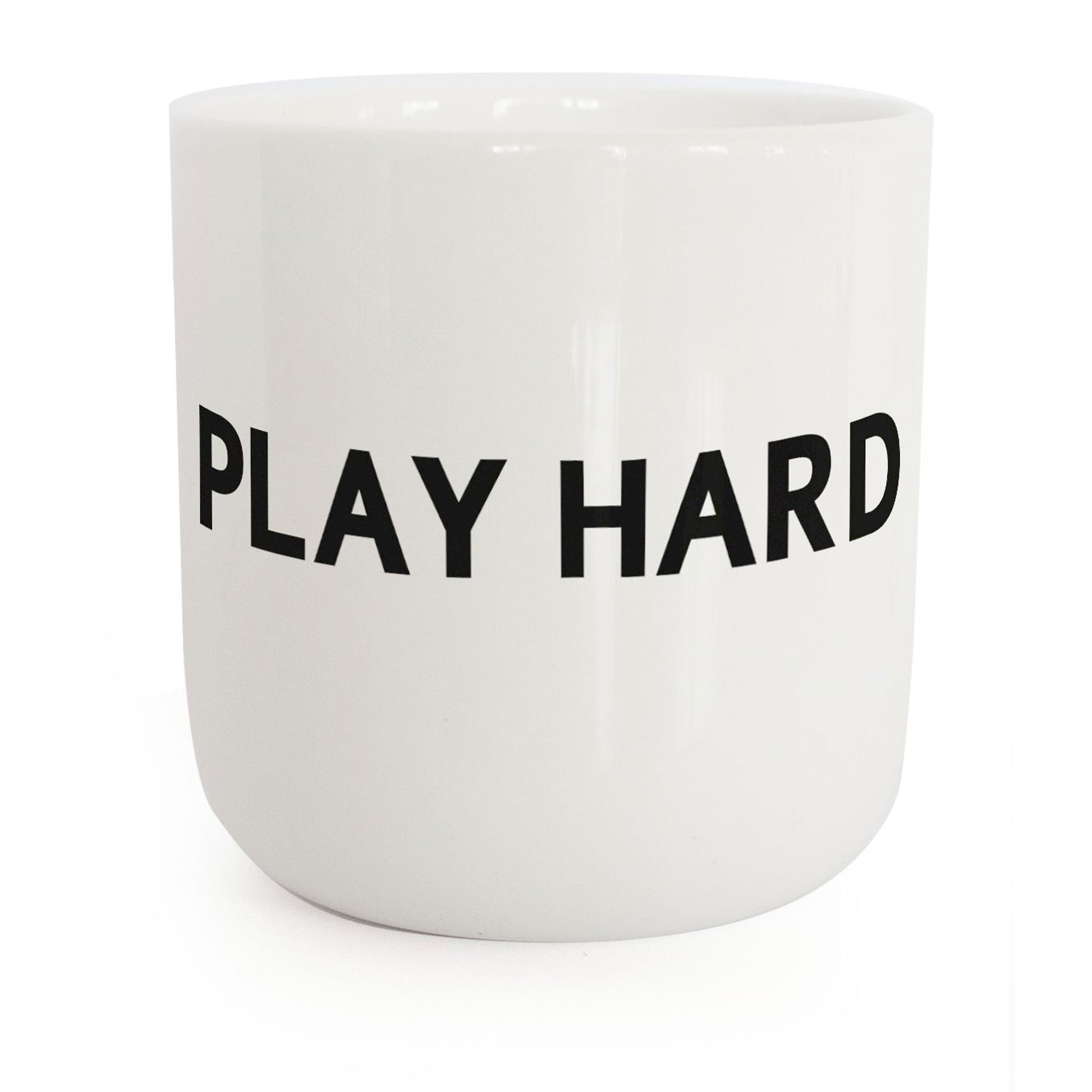 PLAY HARD | weisser Kaffee- & Tee-BECHER mit schwarzer Typo | in real life Serie | PLTY