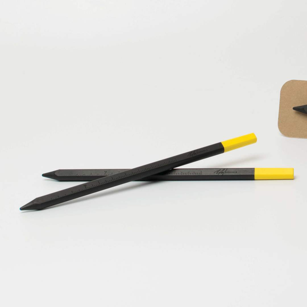 SIGNATURE perpetua | Schwarzer Design-Bleistift mit gelben Radiergummi | Limited Edition | Roman Luyken - Charles & Marie