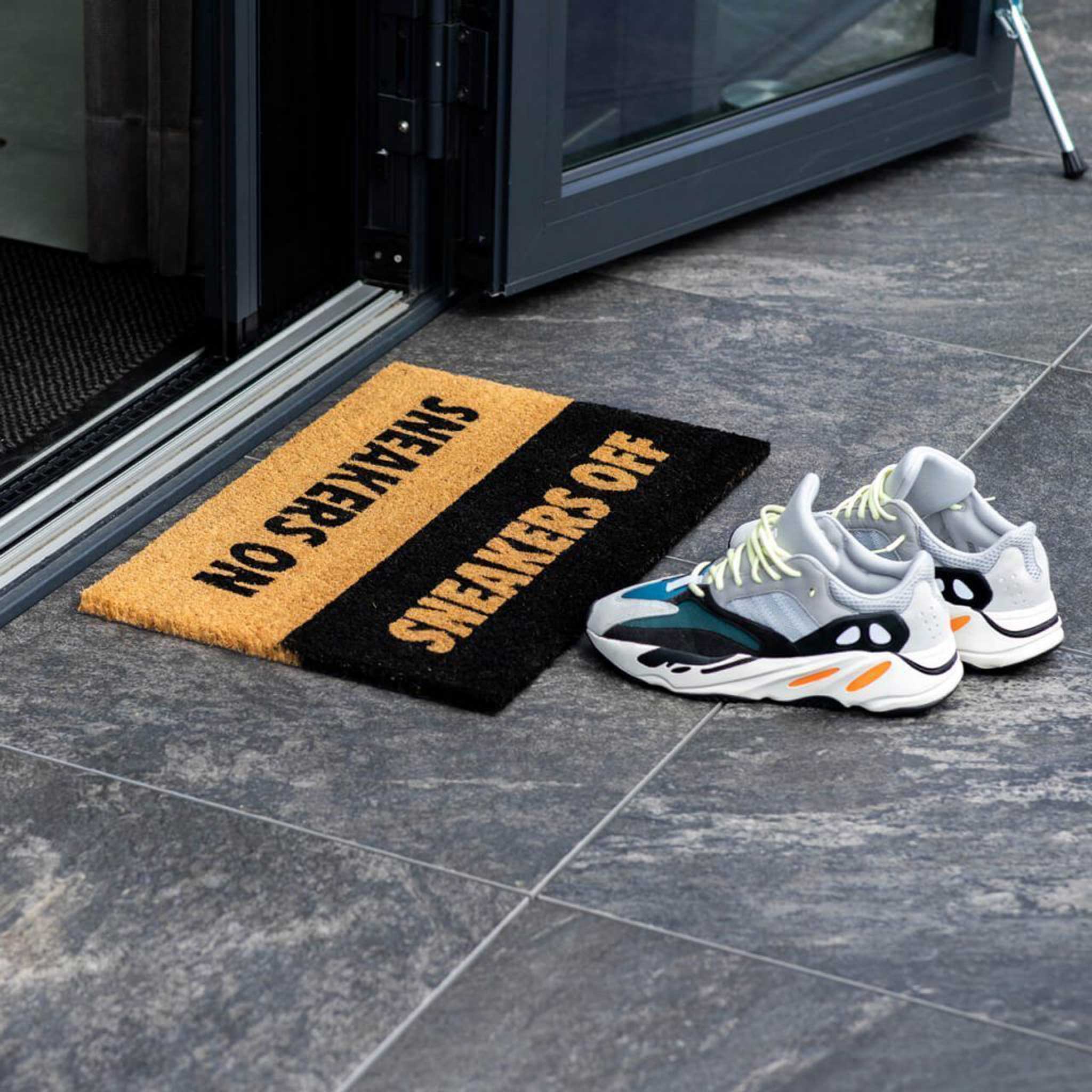 SNEAKERS ON/OFF | Kokos FUSSMATTE | 60x40 cm | Sneaker Essentials - Charles & Marie